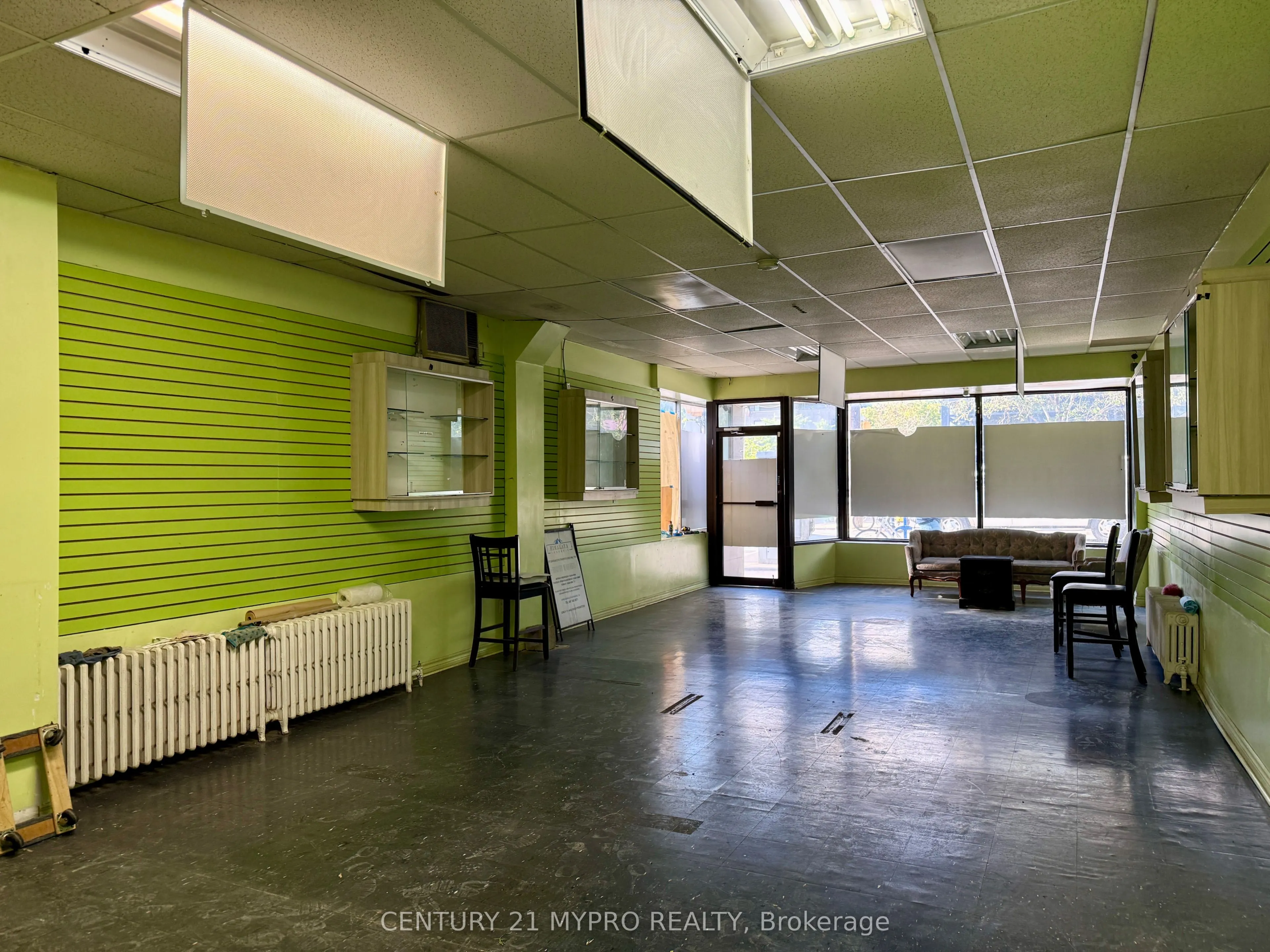 871 Dundas Street W