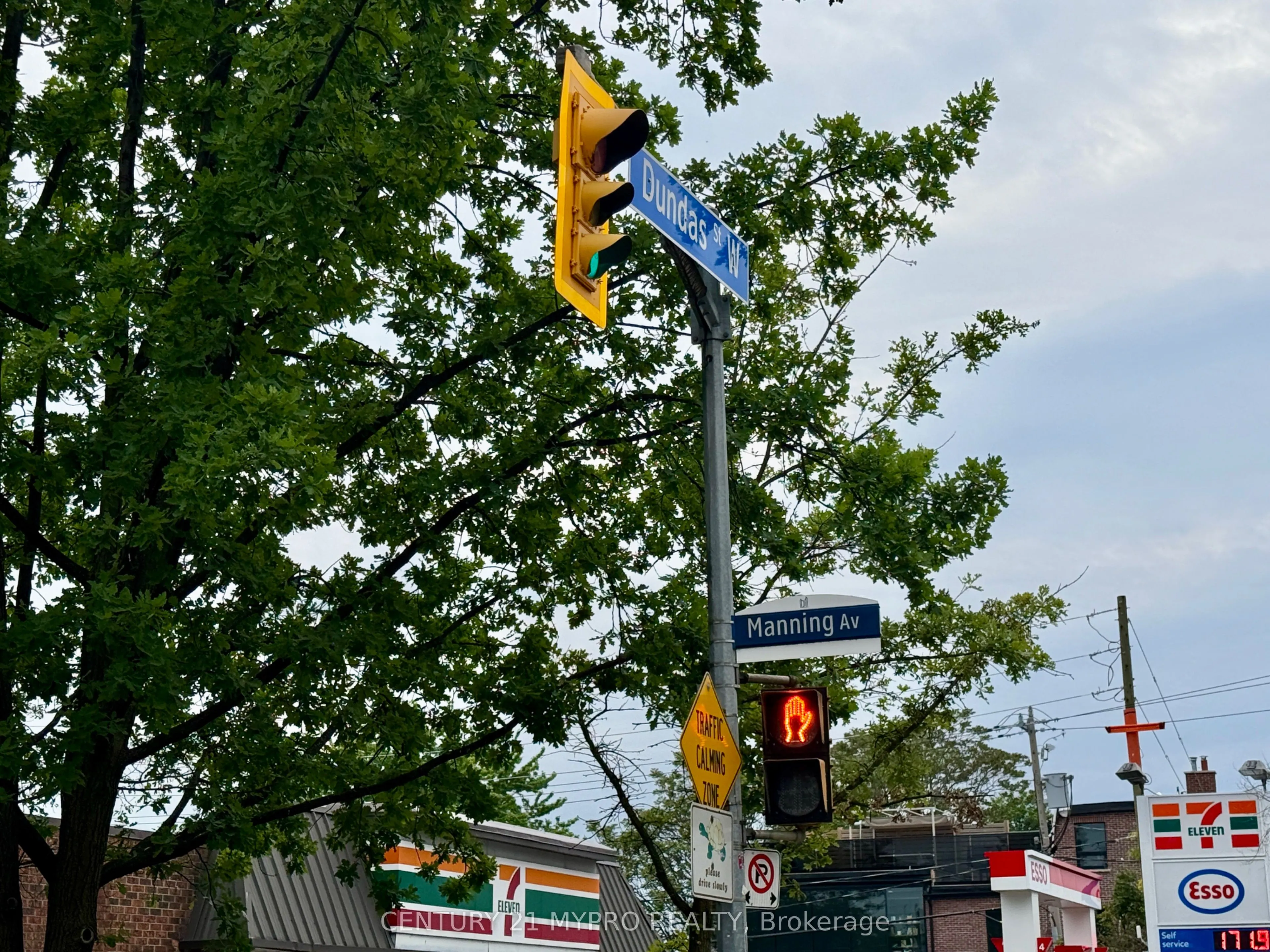 871 Dundas Street W