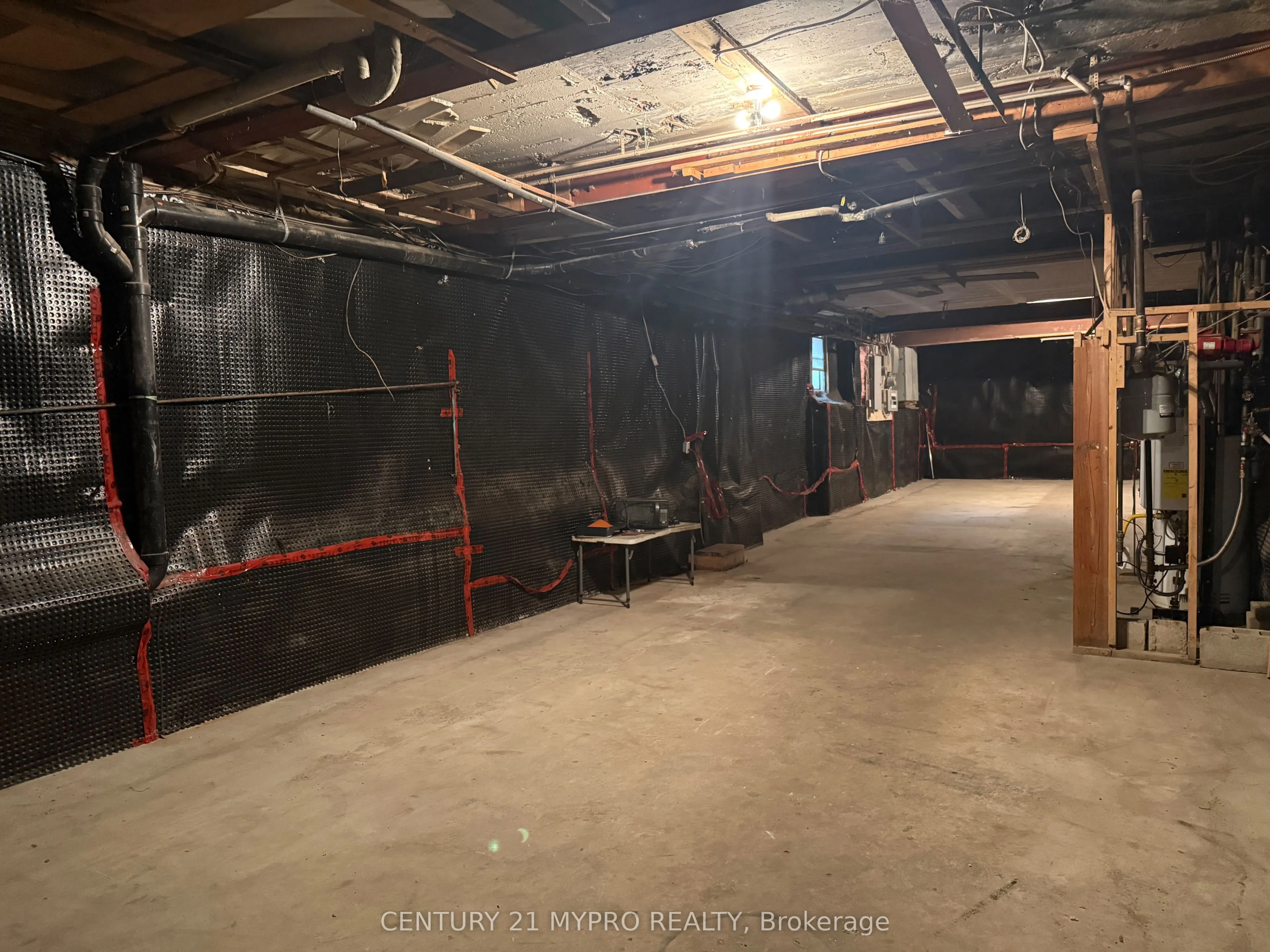 871 Dundas Street W