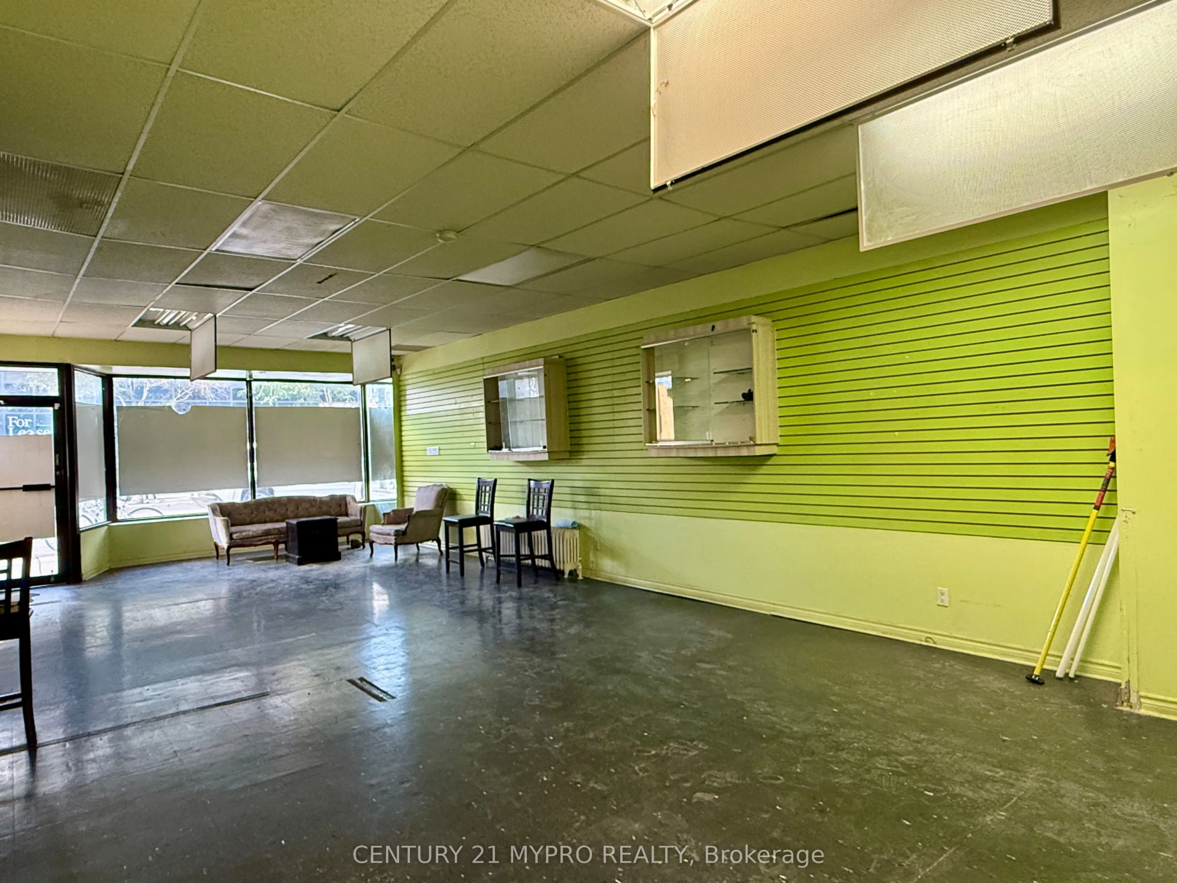 871 Dundas Street W