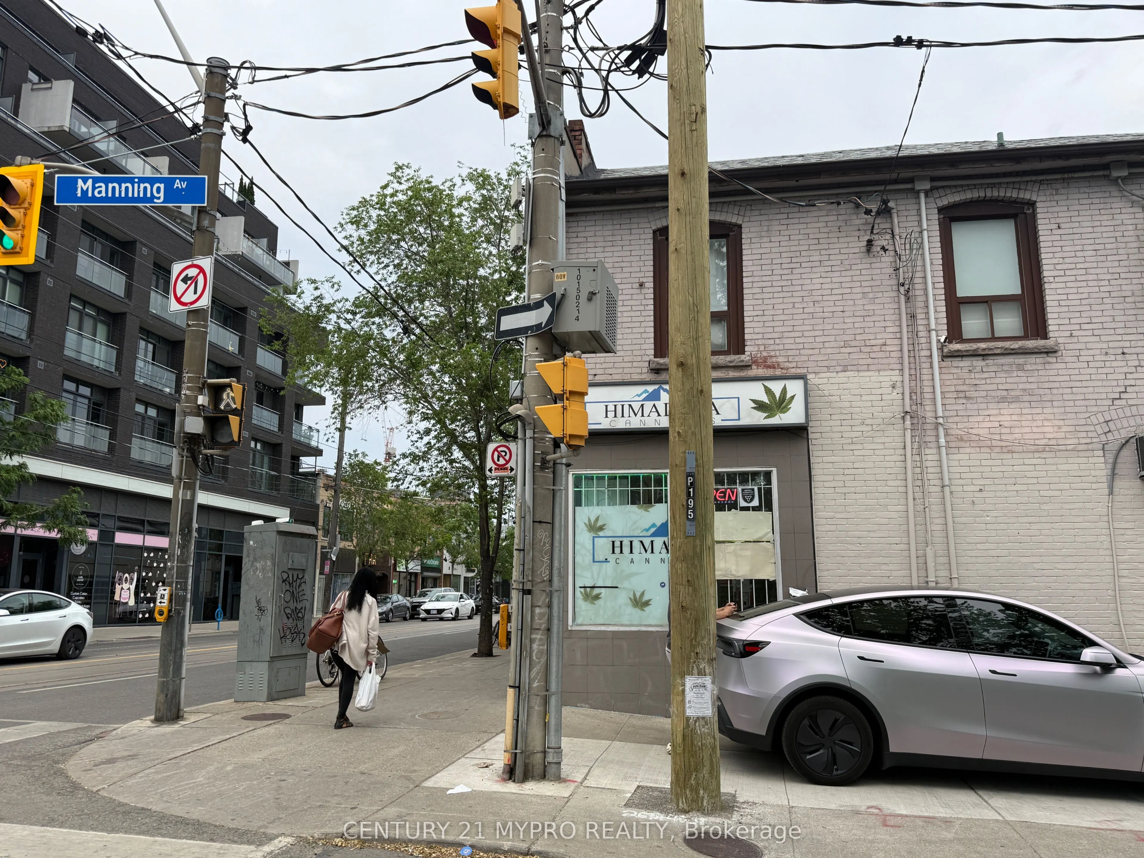 871 Dundas Street W