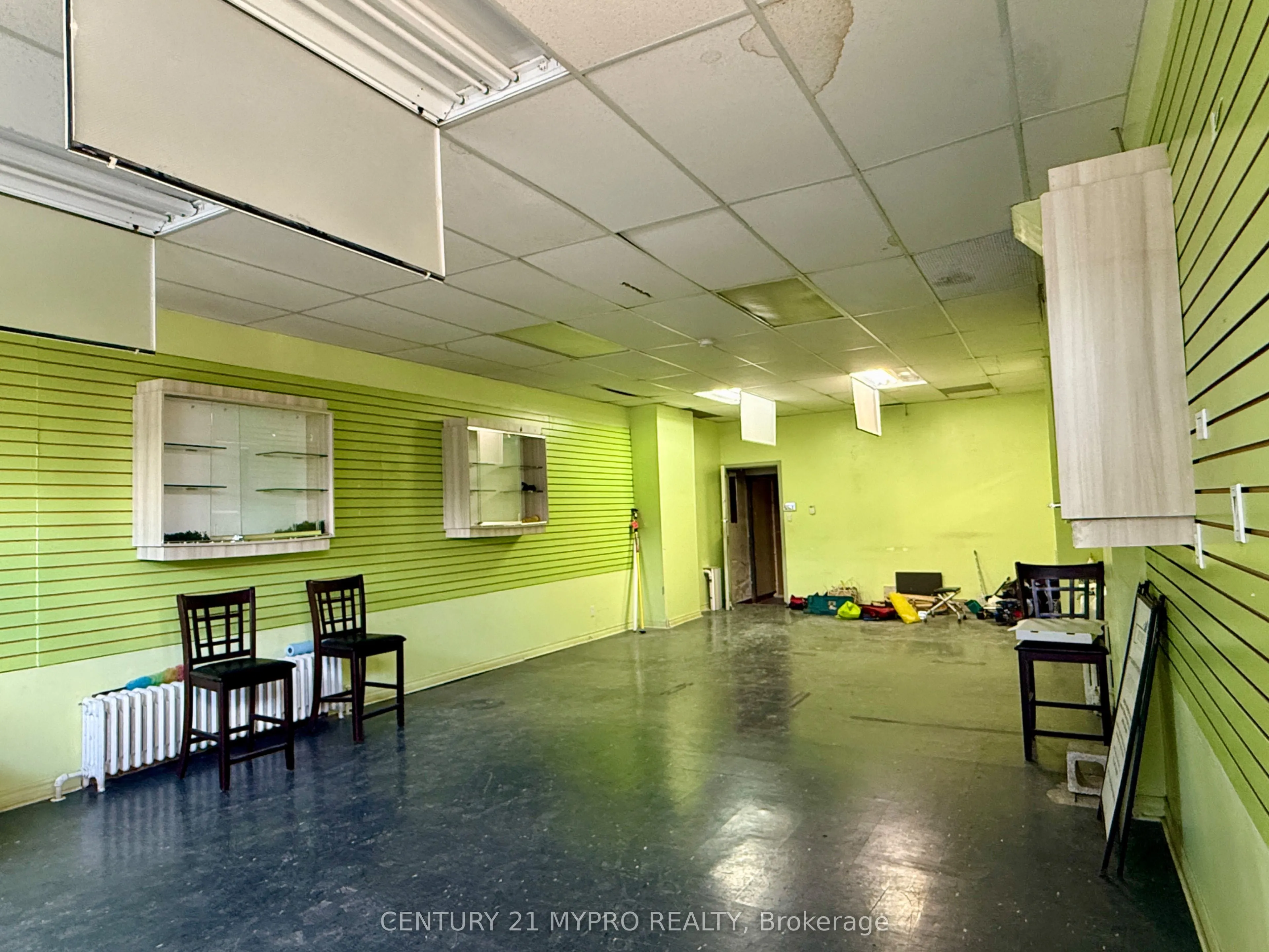 871 Dundas Street W