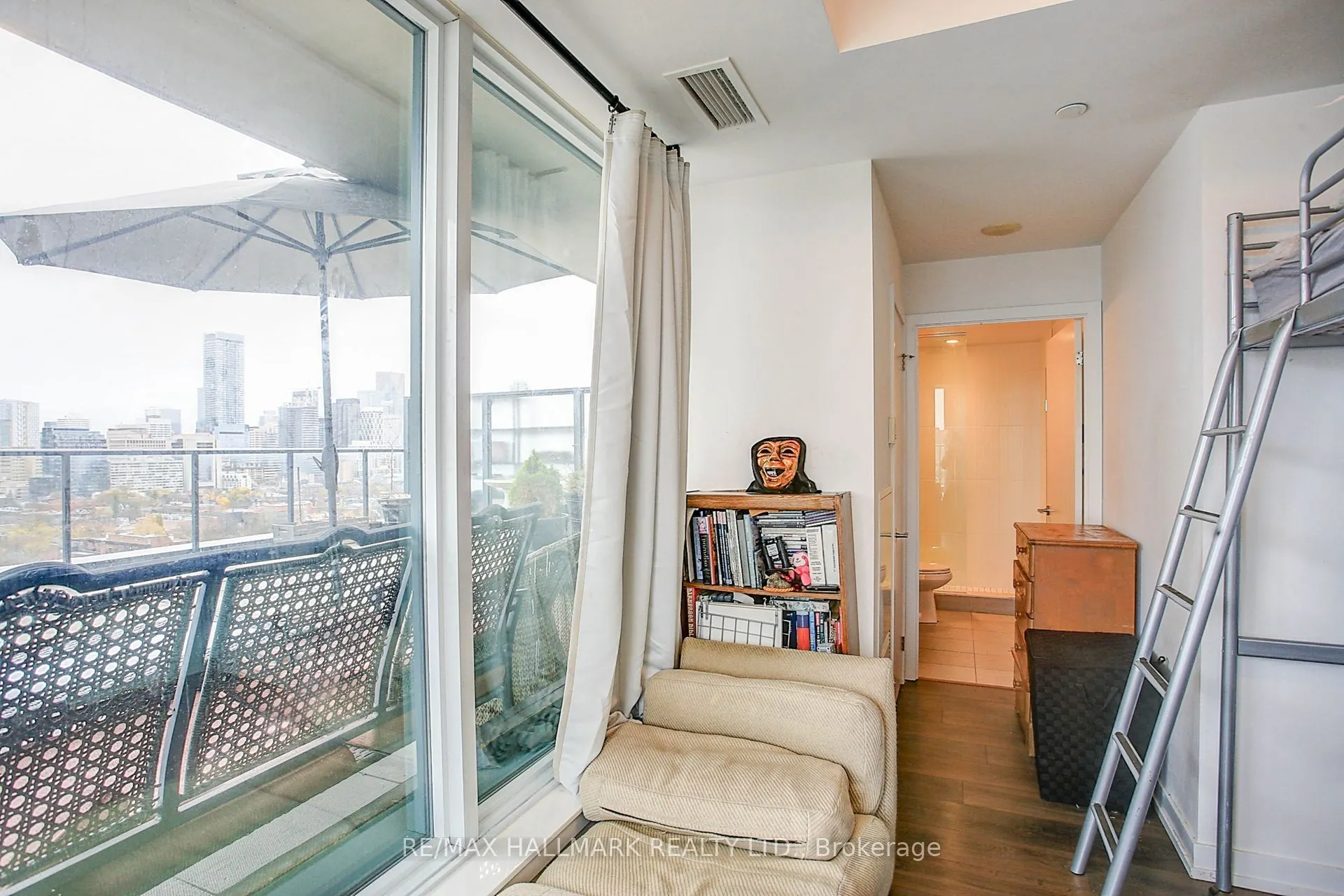 297 College Street #1608