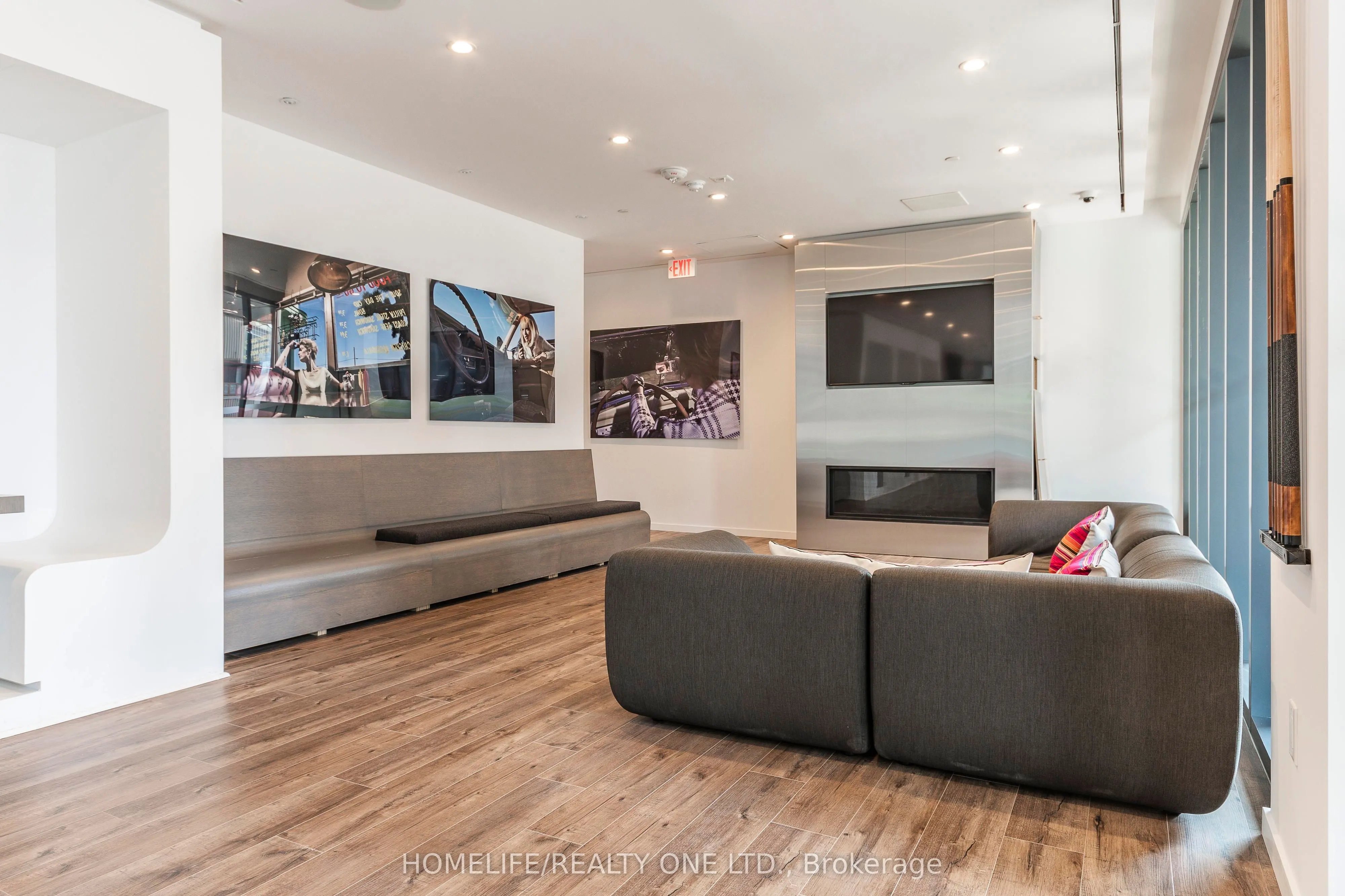 159 Dundas Street E #614