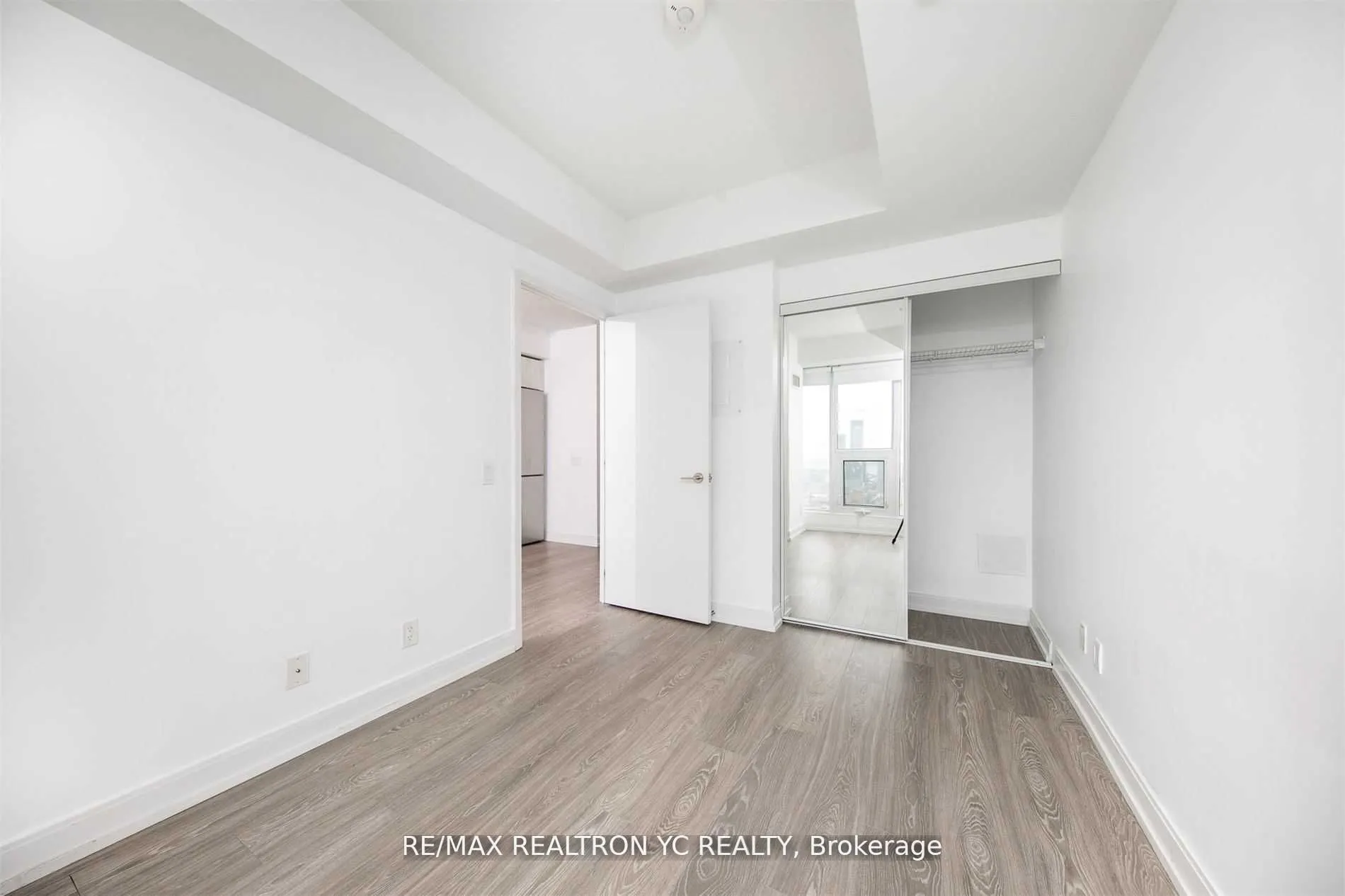 181 Dundas Street E #4007