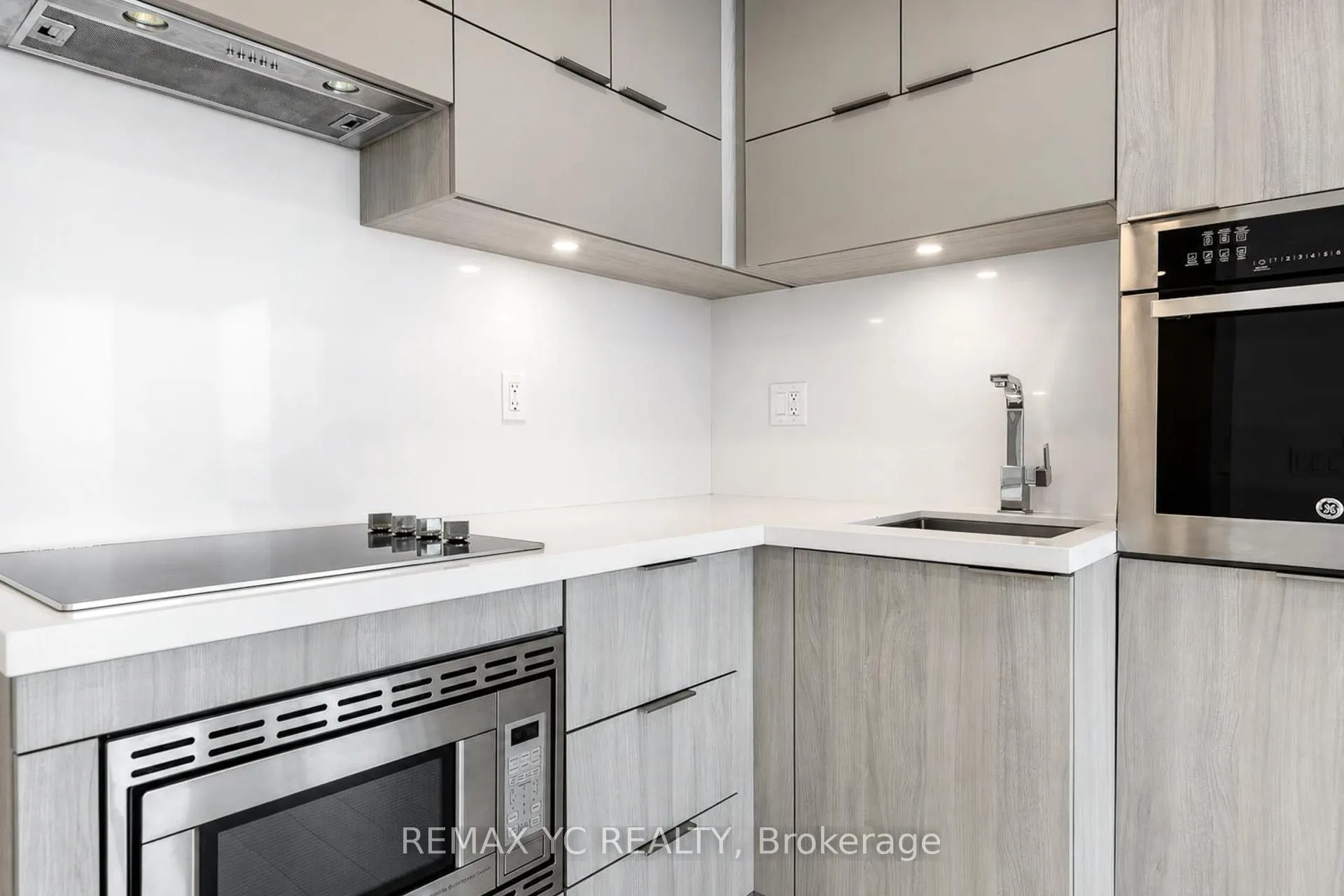 39 Roehampton Avenue #3708