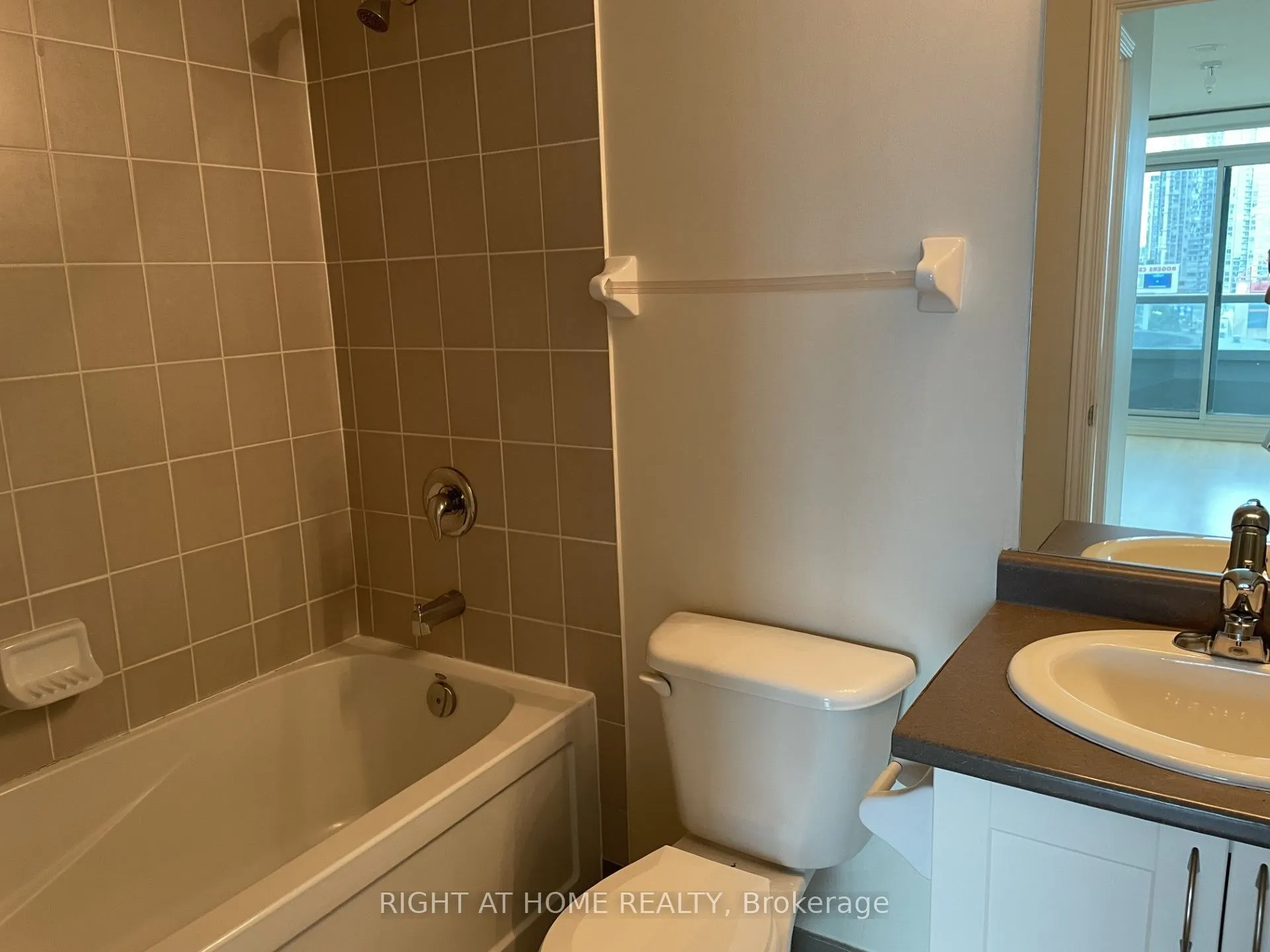 25 Lower Simcoe Street #1208