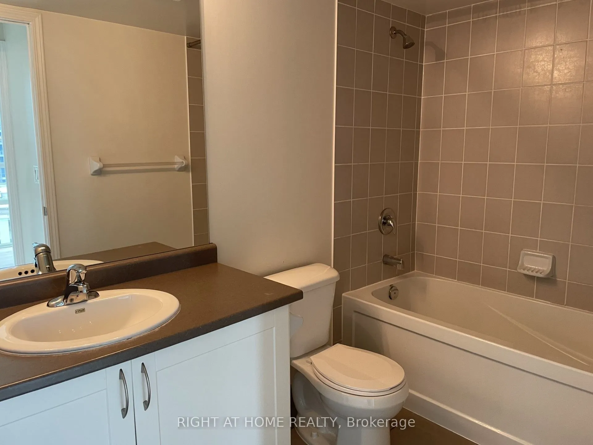 25 Lower Simcoe Street #1208