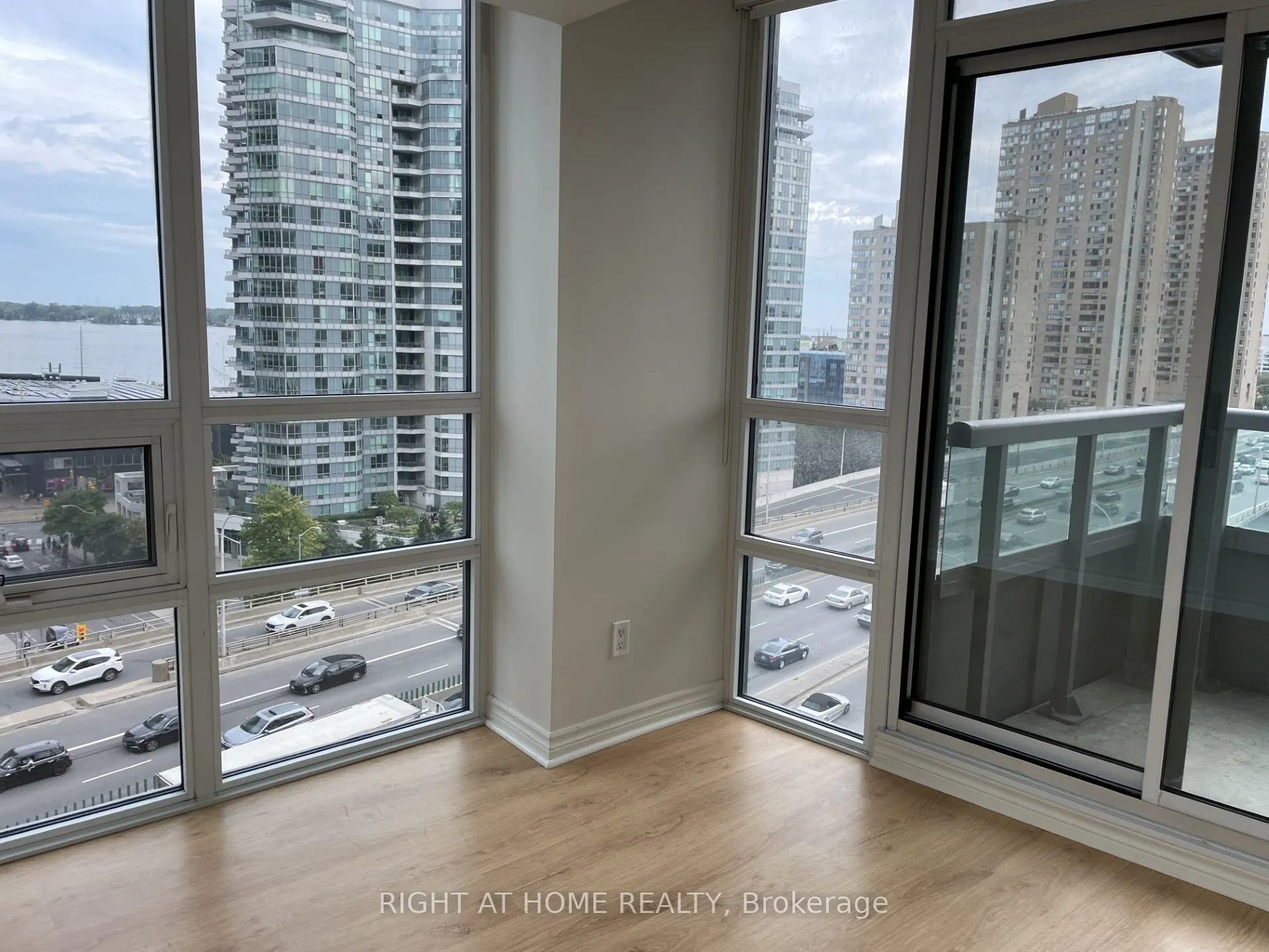 25 Lower Simcoe Street #1208