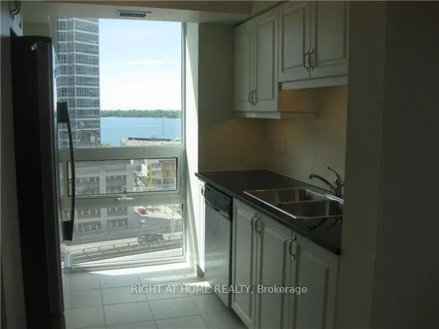 25 Lower Simcoe Street #1208