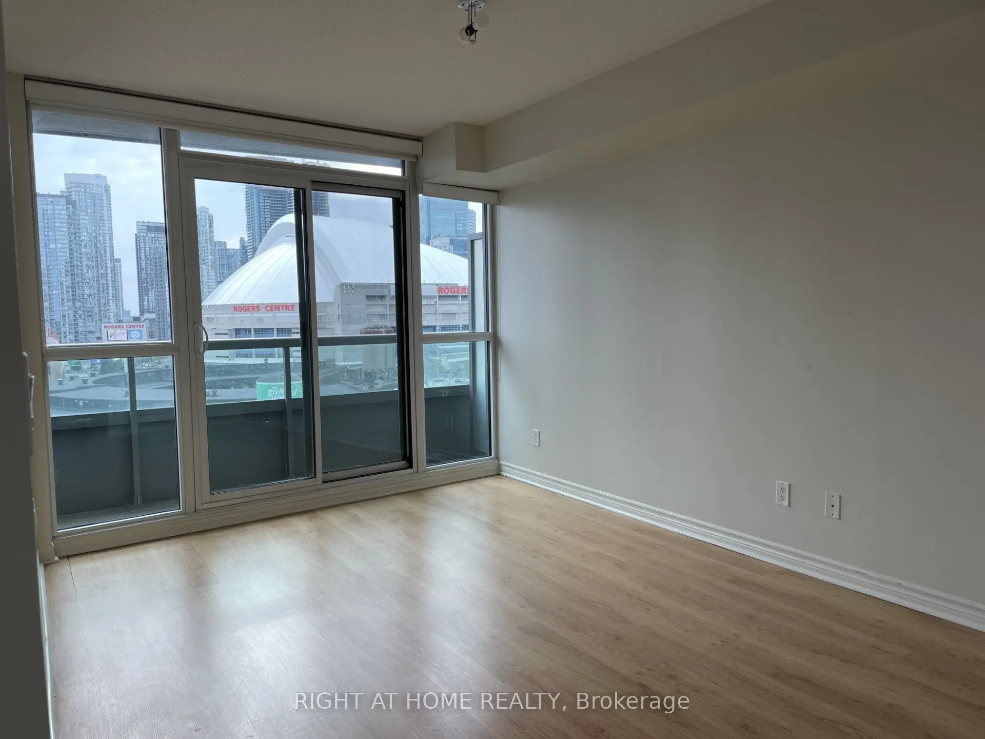 25 Lower Simcoe Street #1208