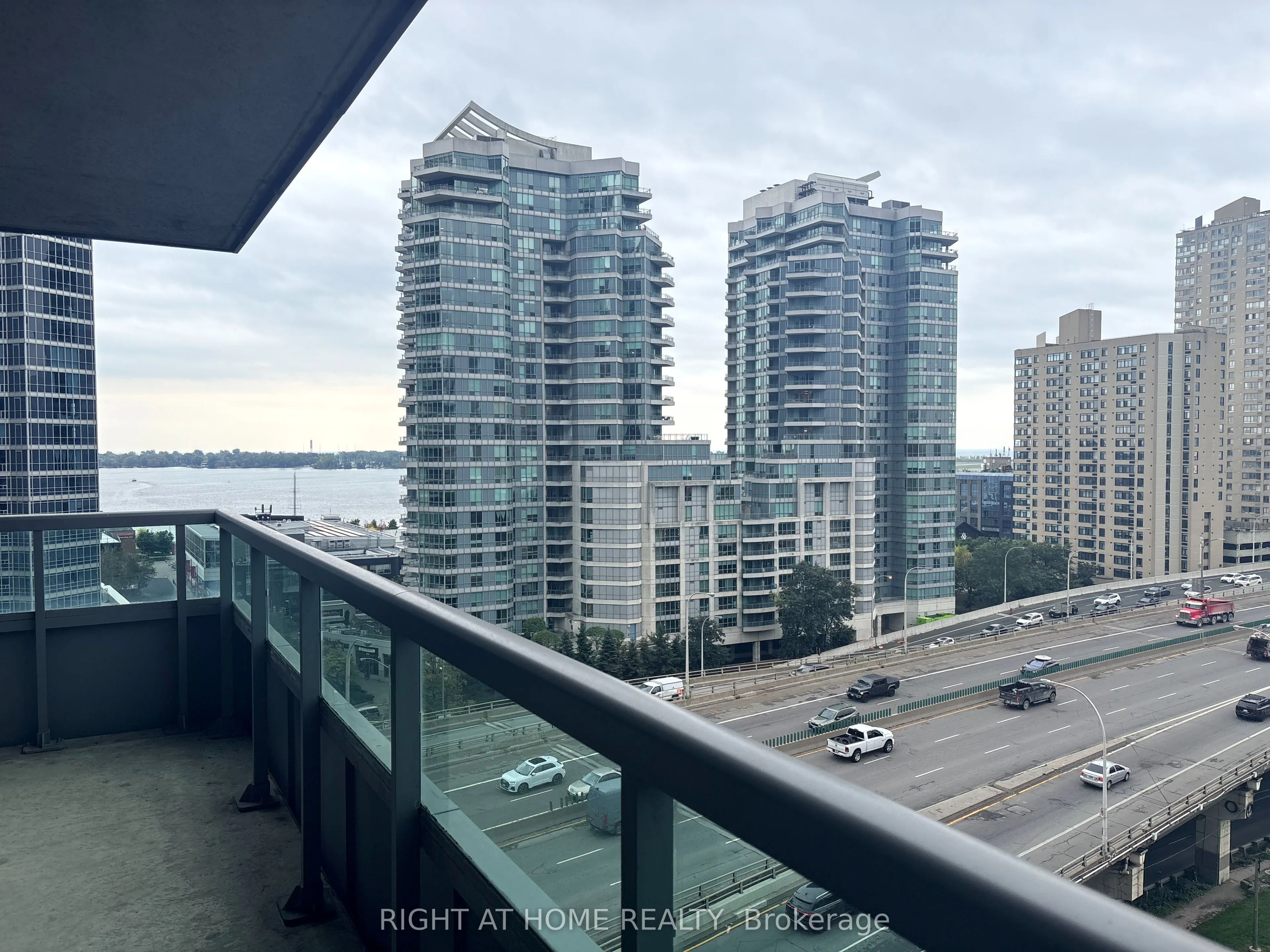 25 Lower Simcoe Street #1208