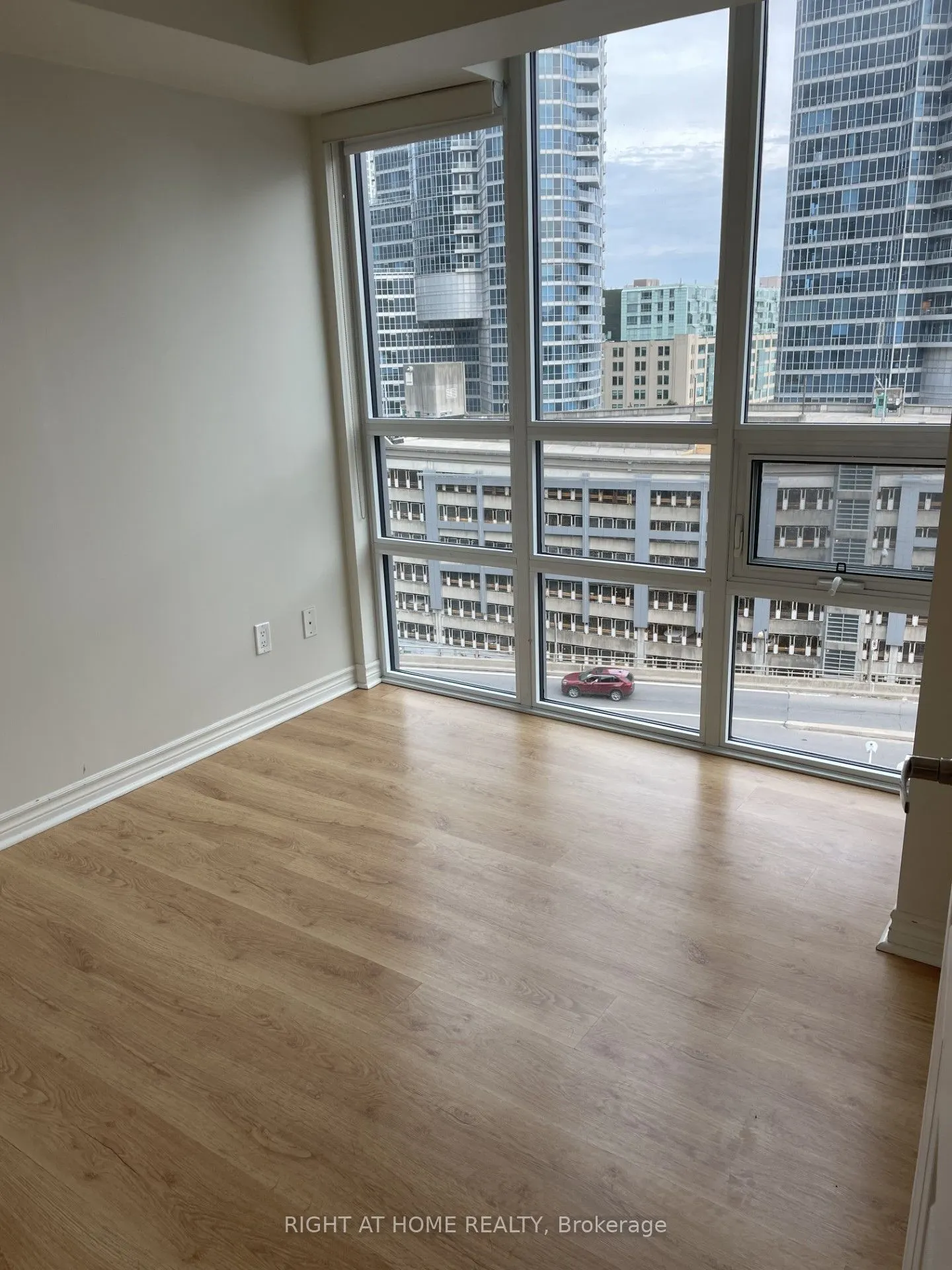 25 Lower Simcoe Street #1208