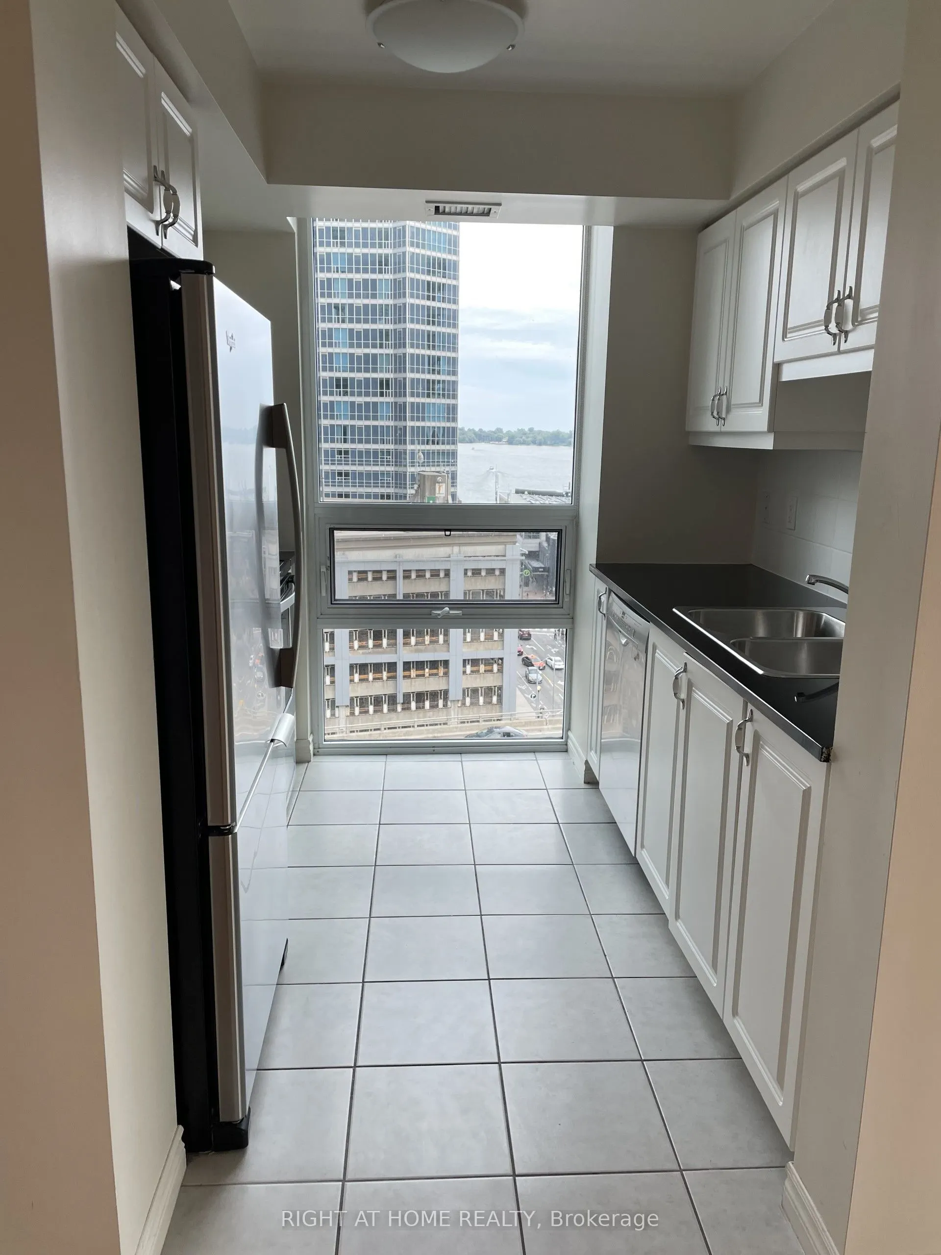 25 Lower Simcoe Street #1208
