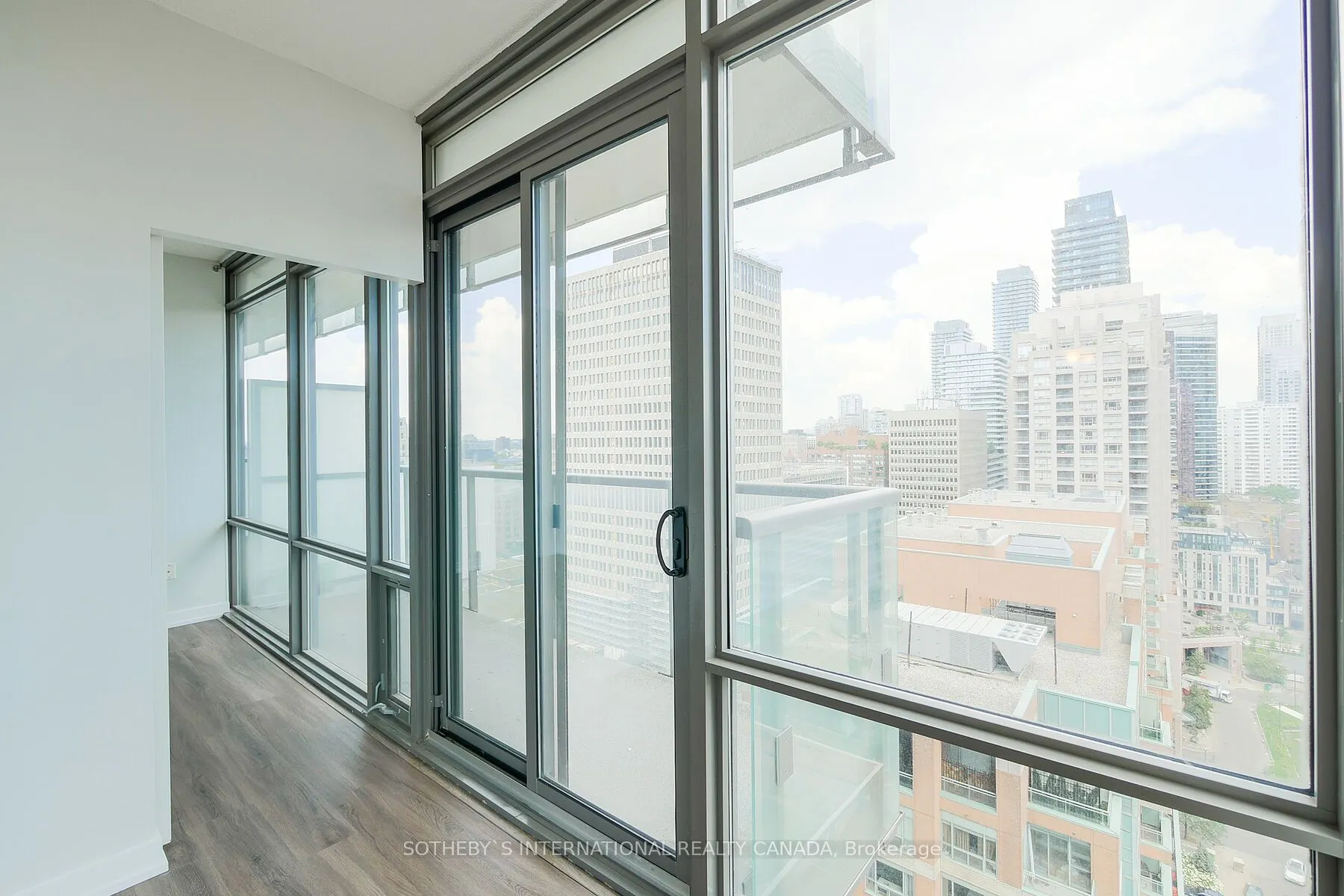 37 Grosvenor Street #2107
