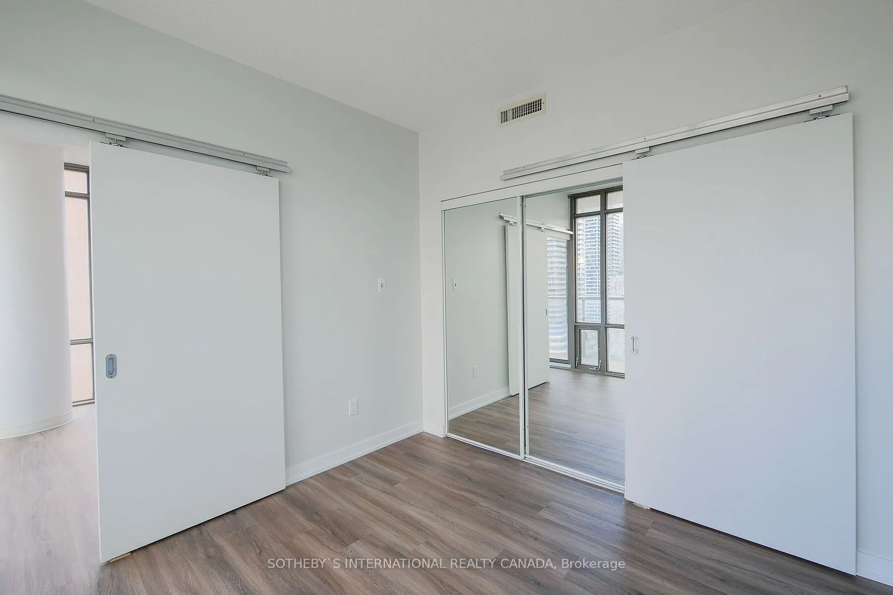 37 Grosvenor Street #2107