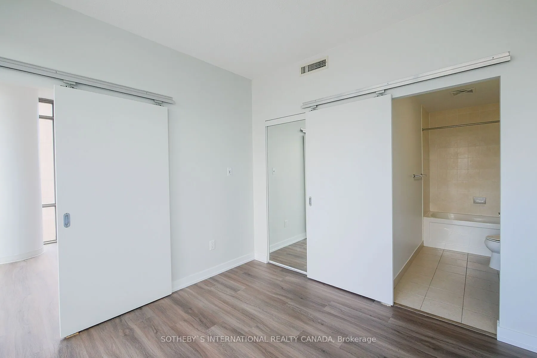37 Grosvenor Street #2107