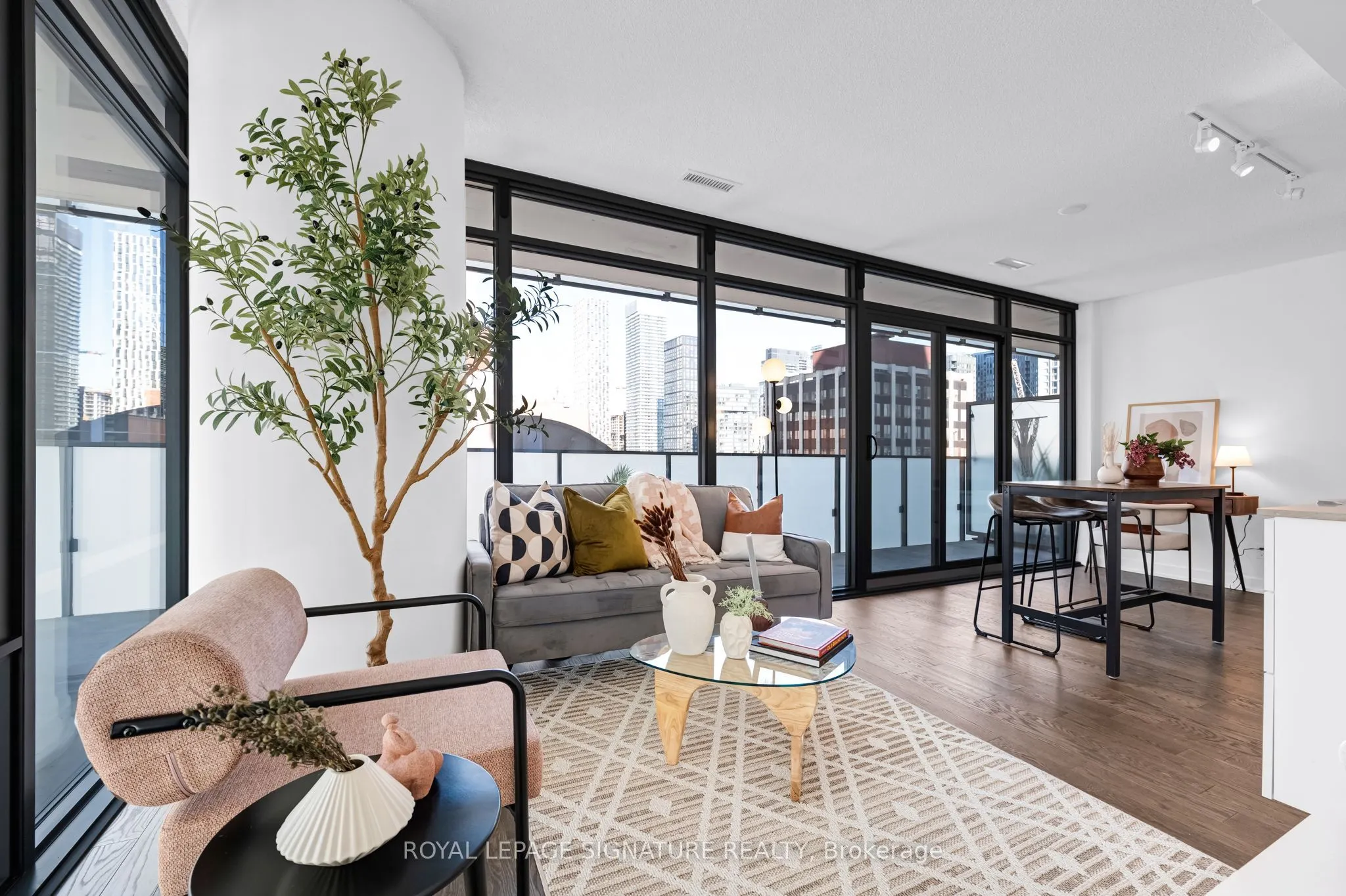 25 Richmond Street E #1212