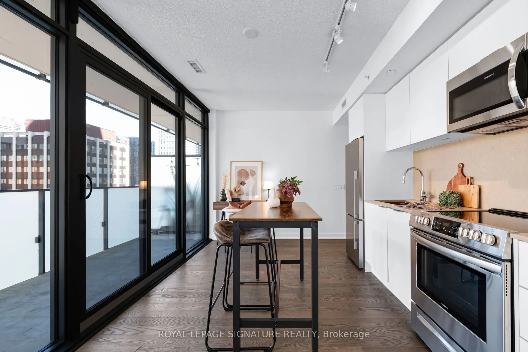 25 Richmond Street E #1212