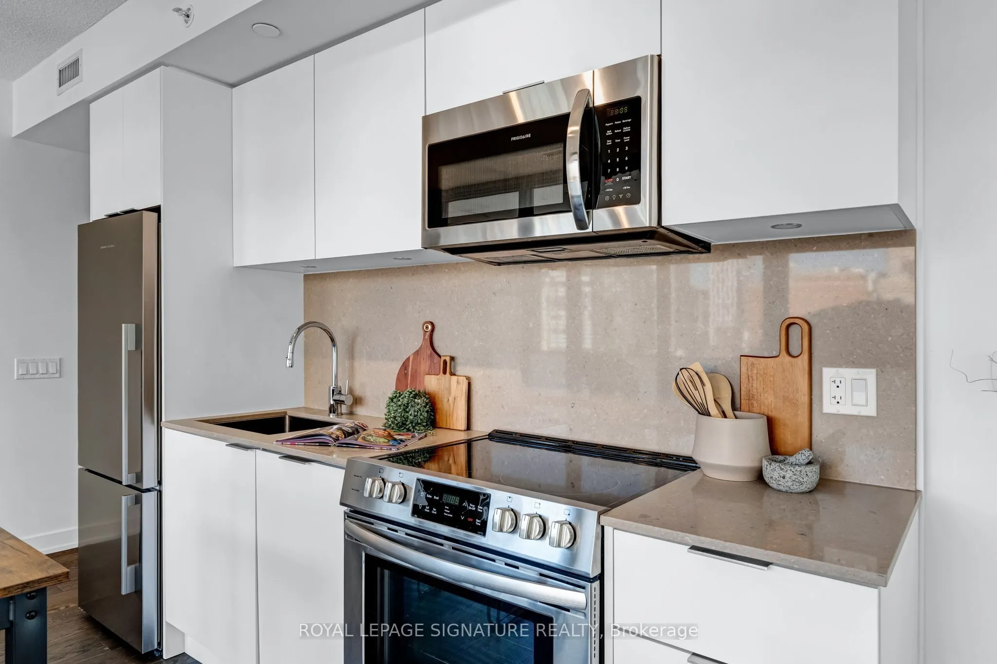 25 Richmond Street E #1212