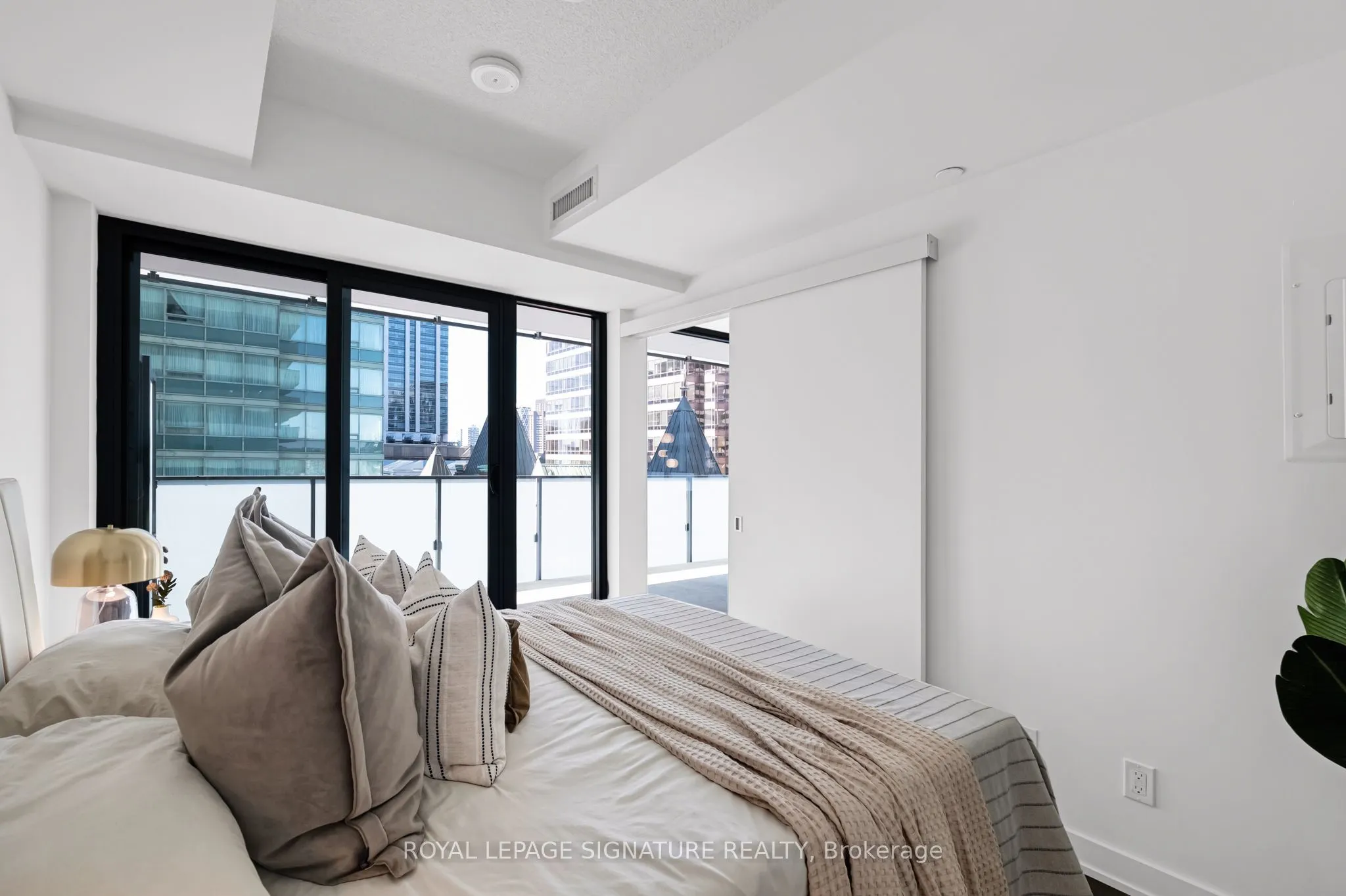 25 Richmond Street E #1212