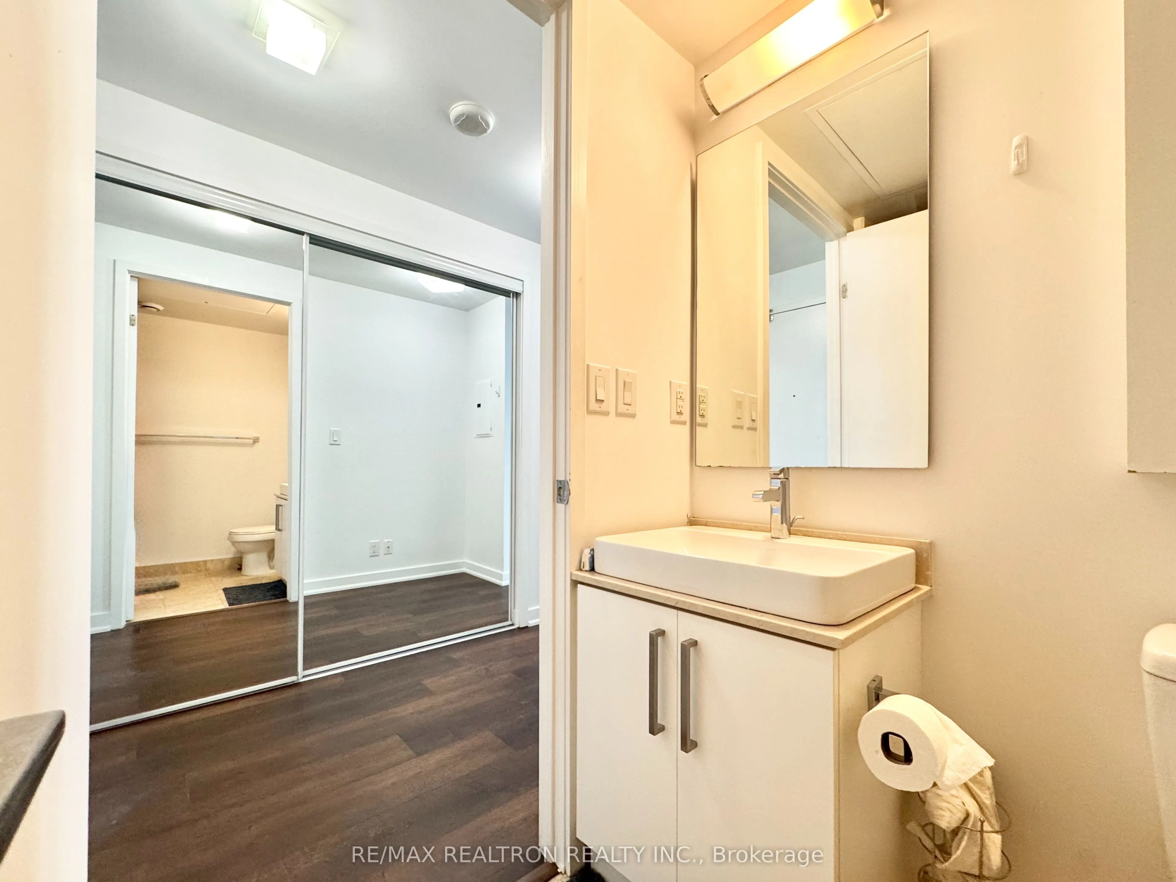 12 York Street #2201