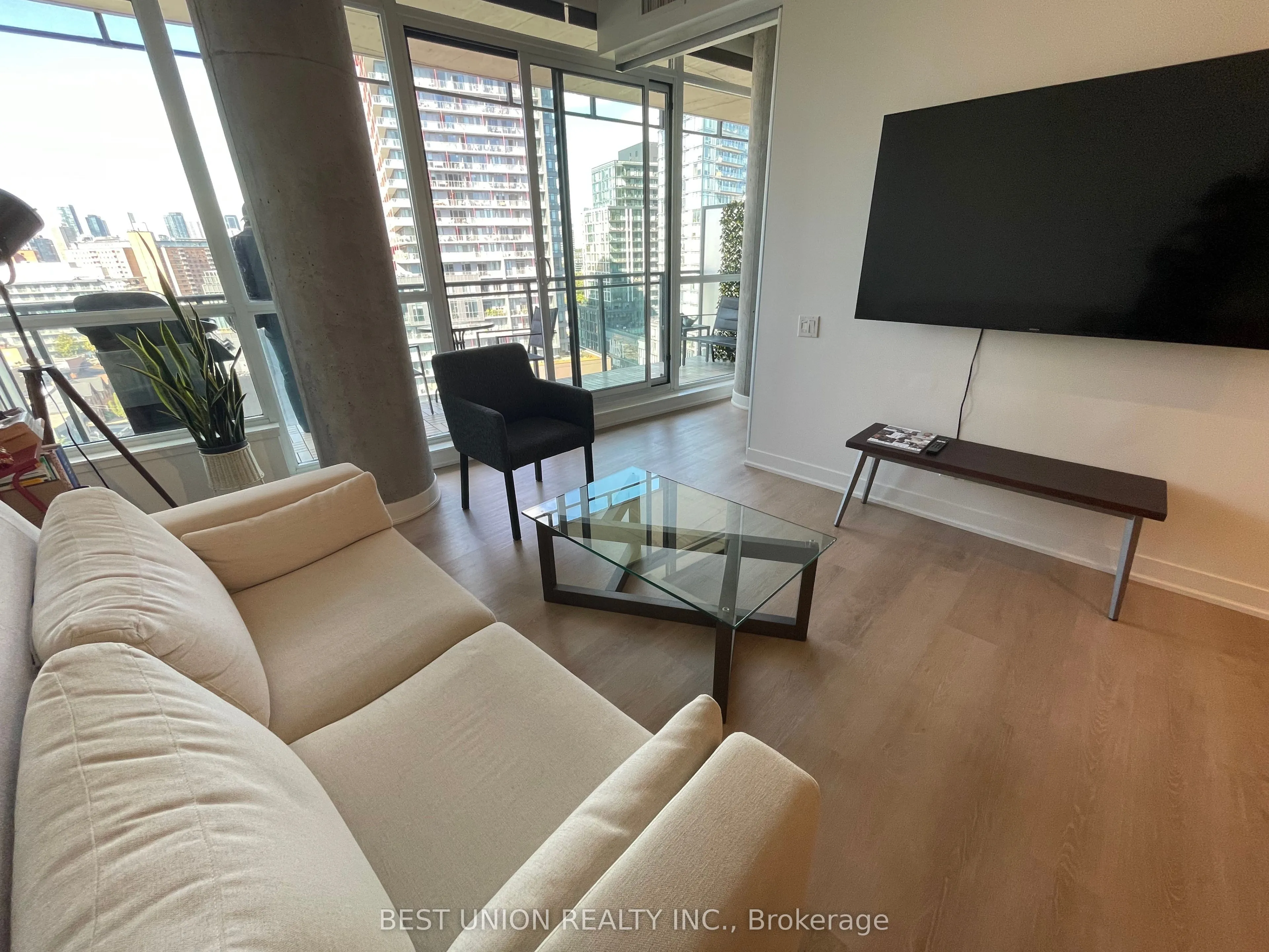 318 King Street E #1313
