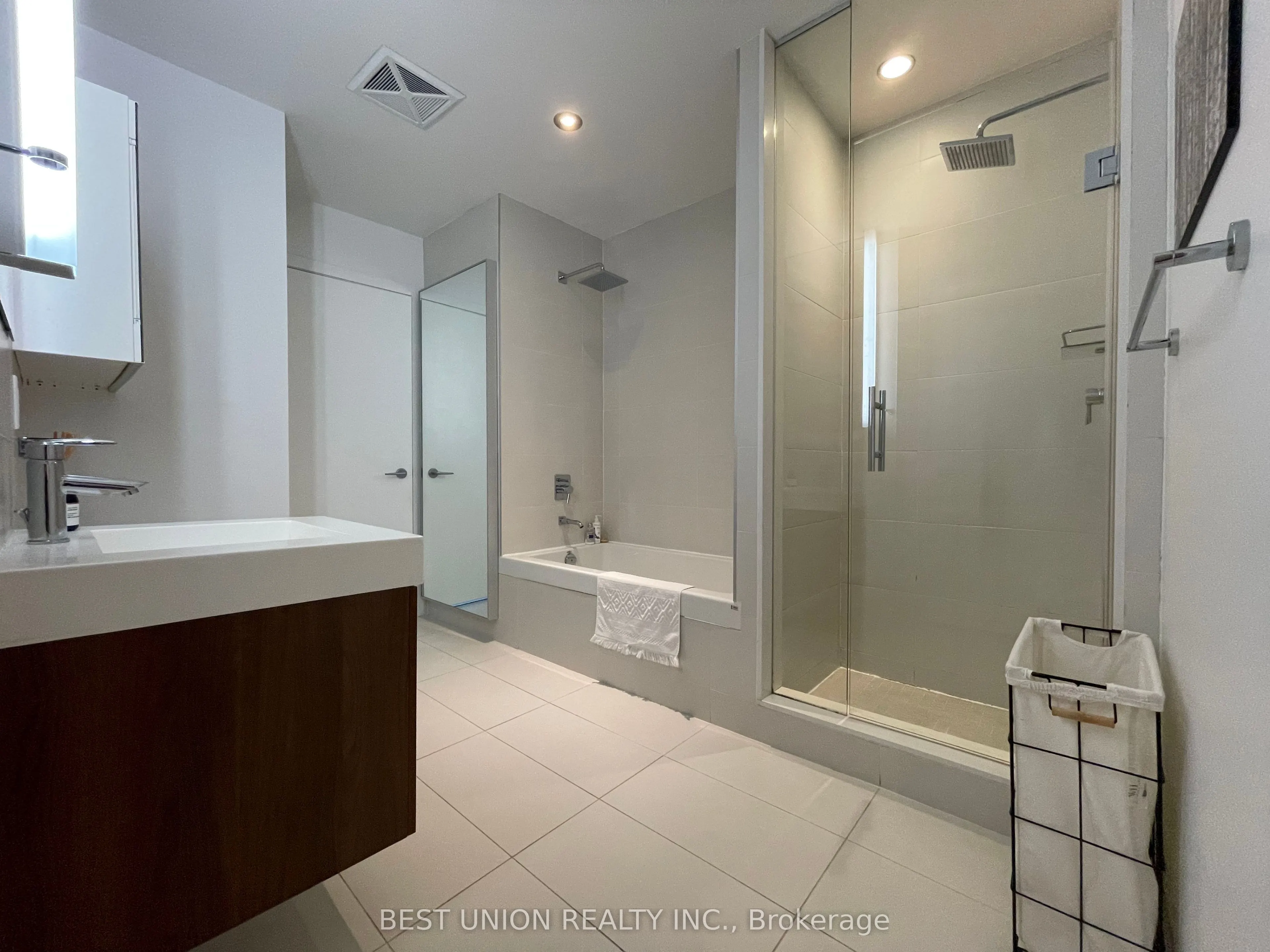 318 King Street E #1313