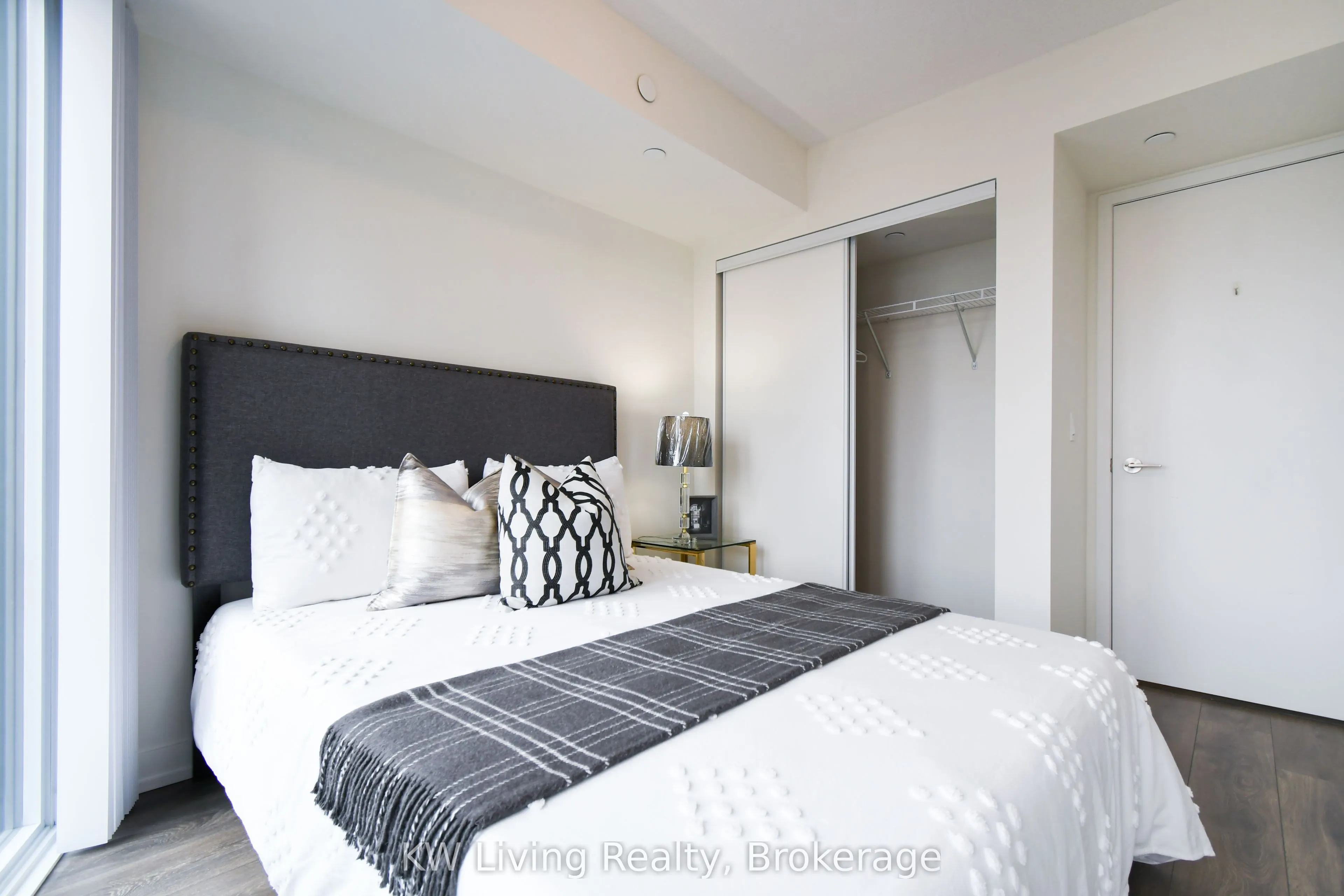 60 Shuter Street #2506