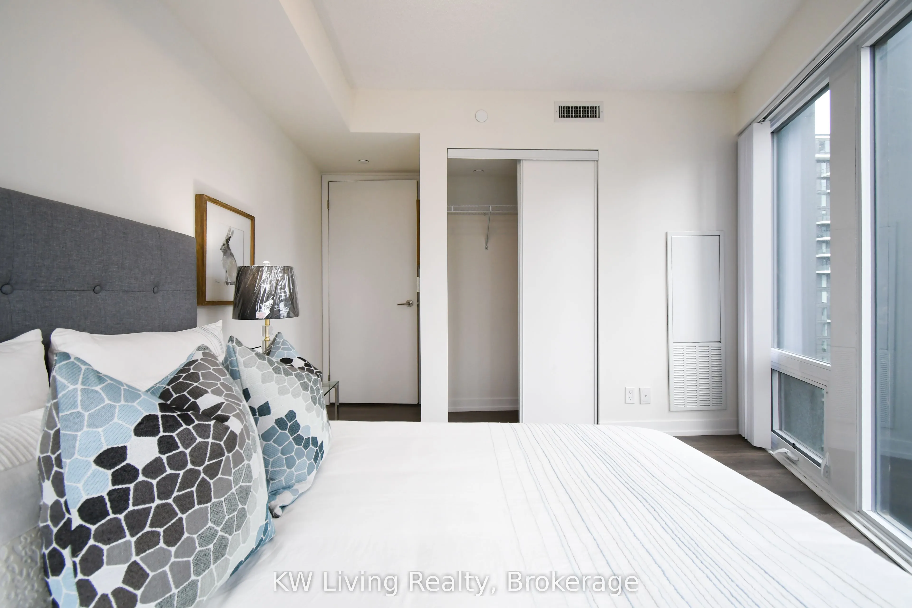 60 Shuter Street #2506