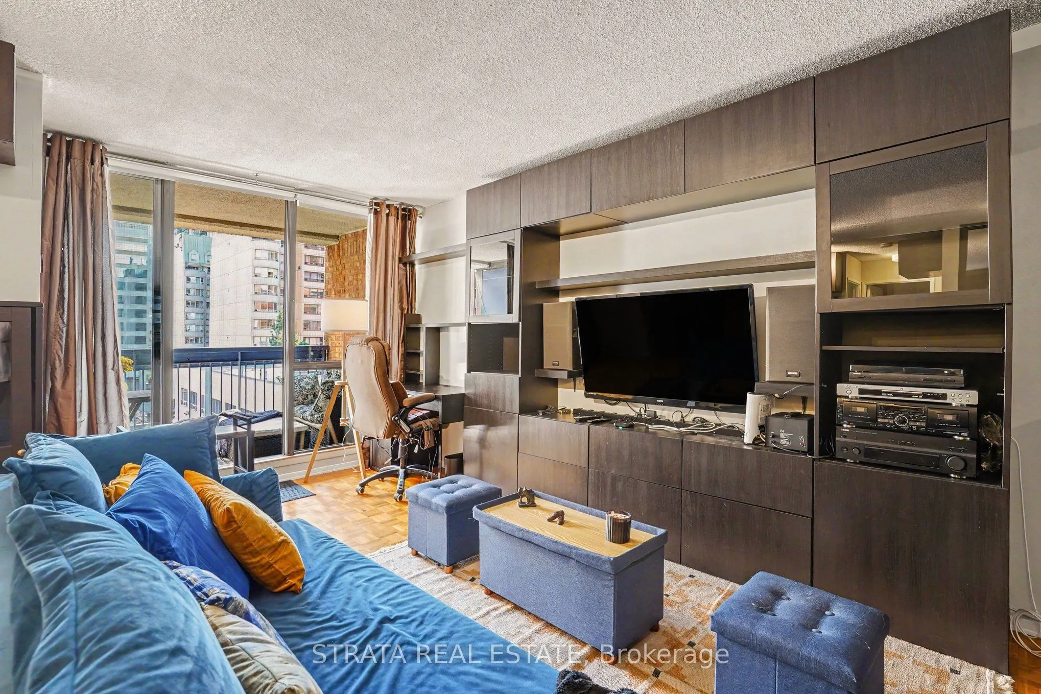 105 Mccaul Street #607