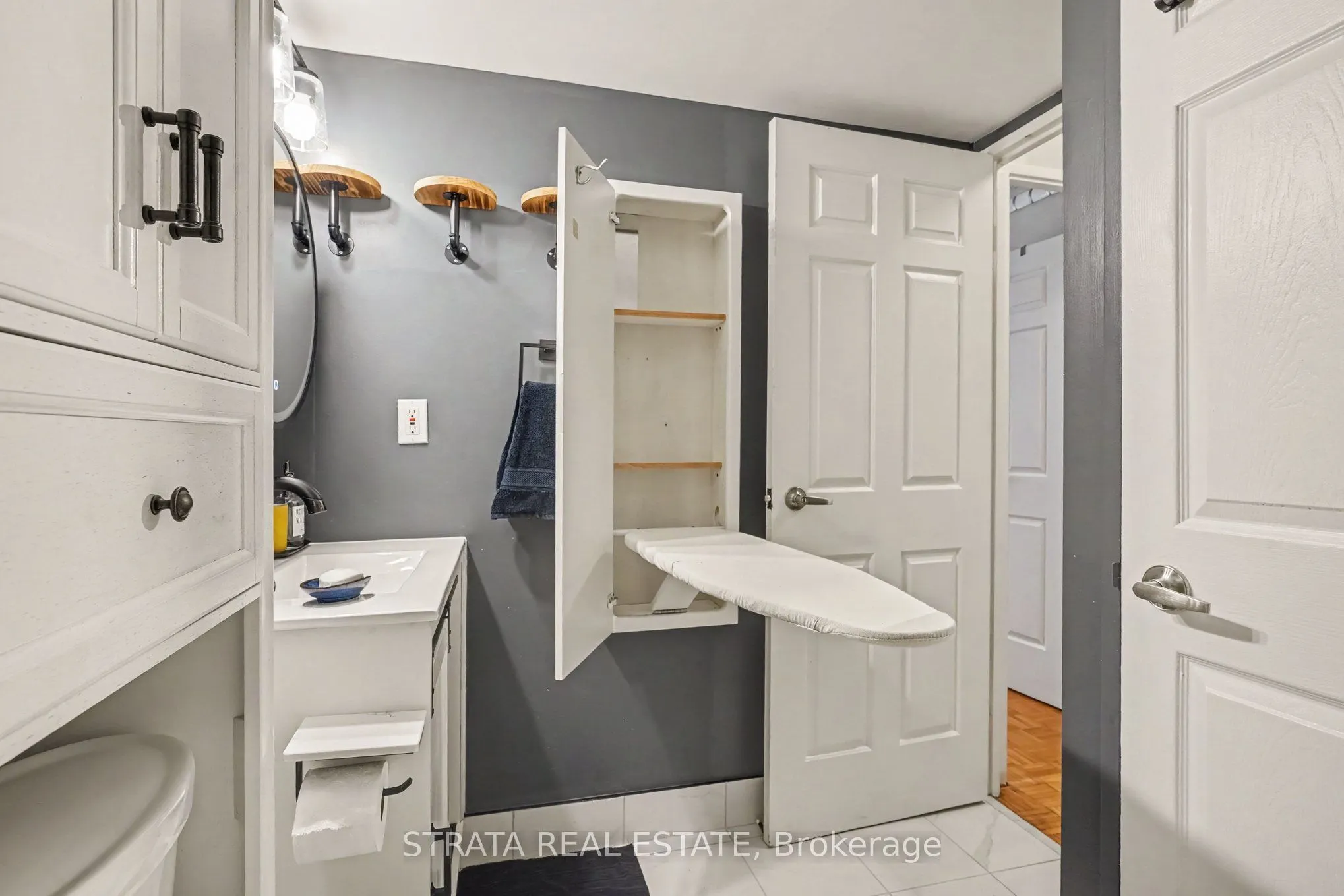 105 Mccaul Street #607