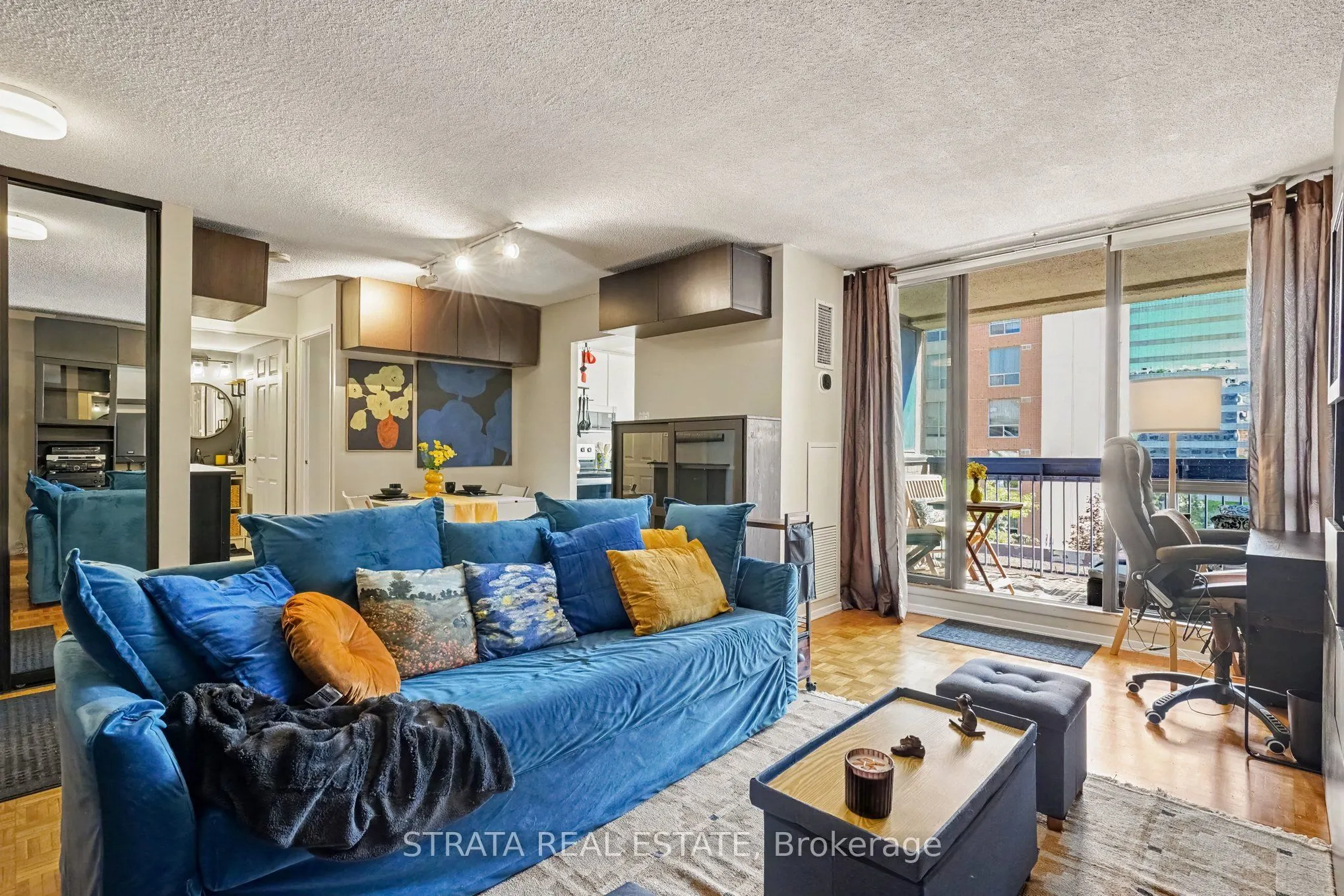 105 Mccaul Street #607