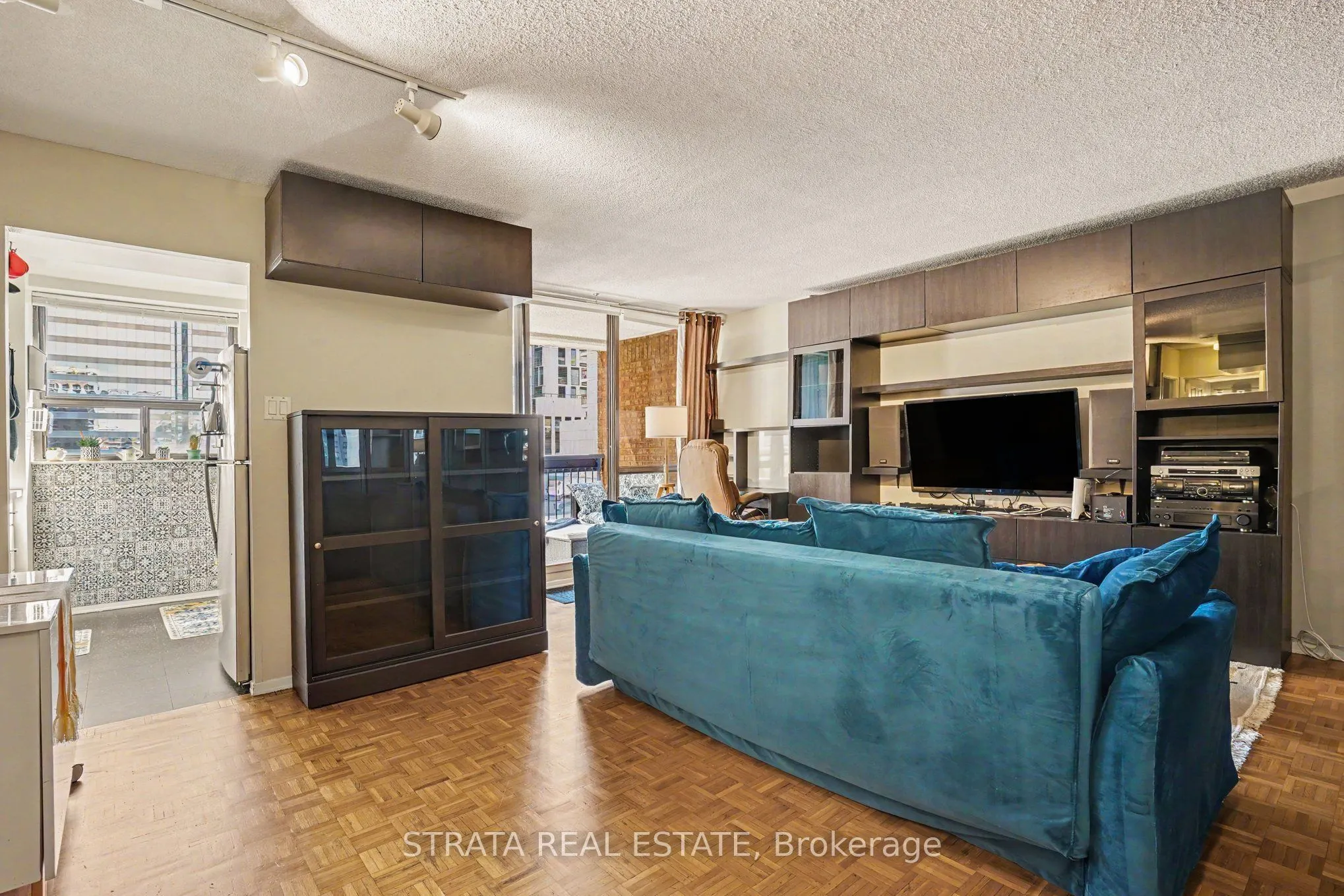 105 Mccaul Street #607