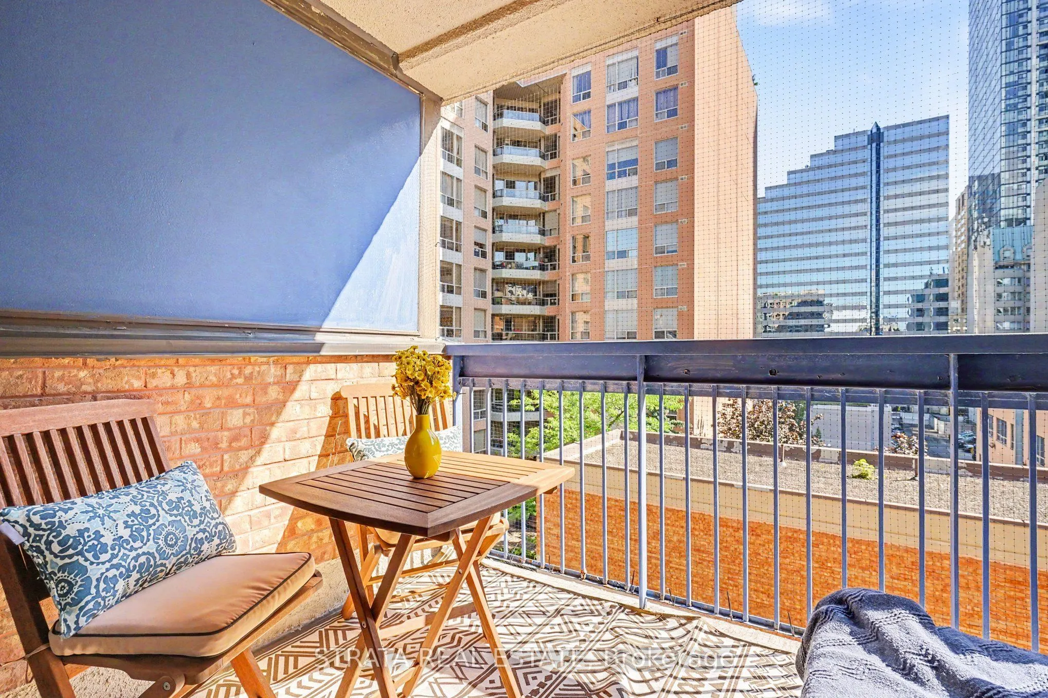 105 Mccaul Street #607