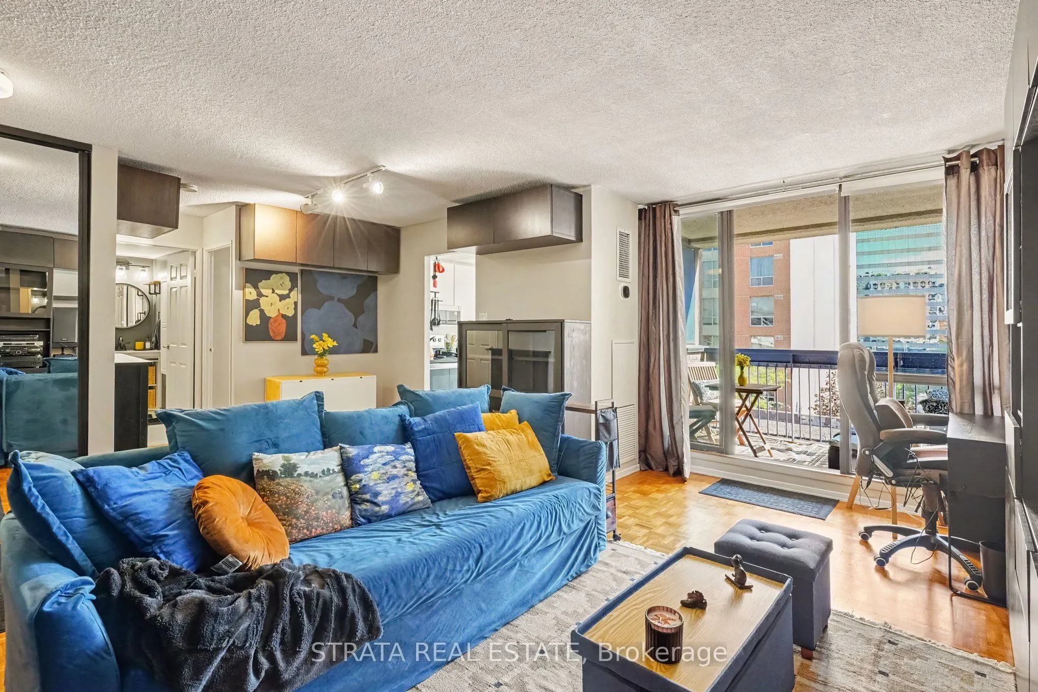 105 Mccaul Street #607