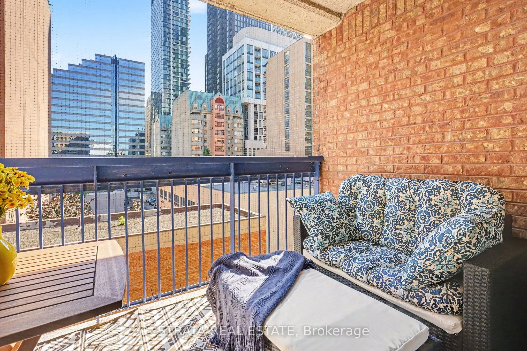 105 Mccaul Street #607