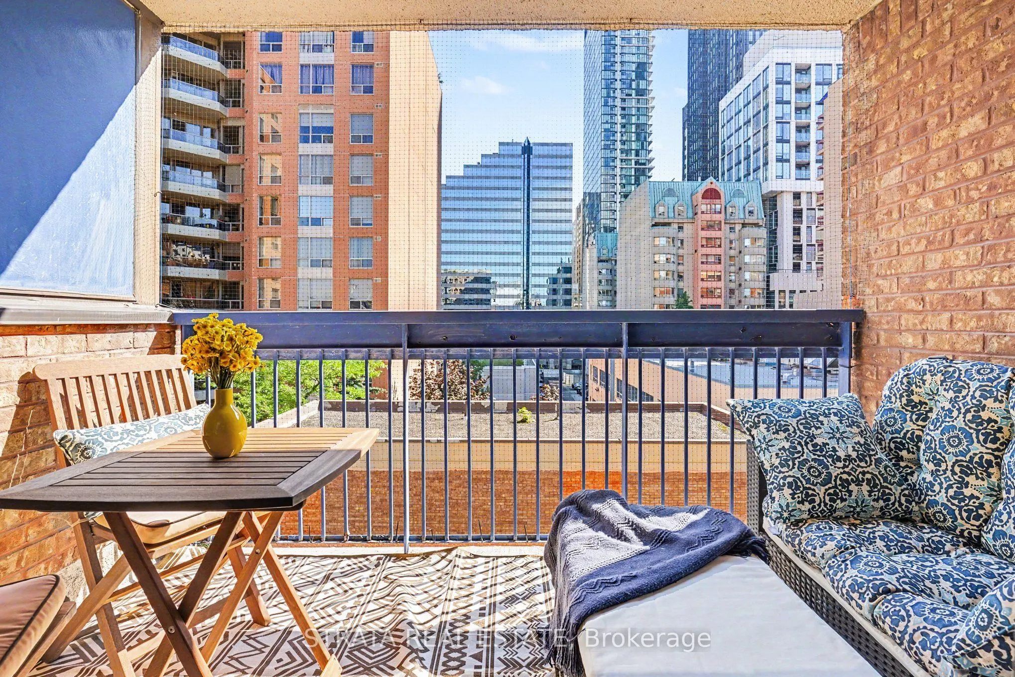 105 Mccaul Street #607