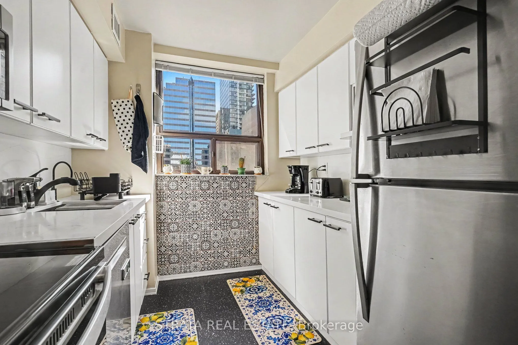 105 Mccaul Street #607