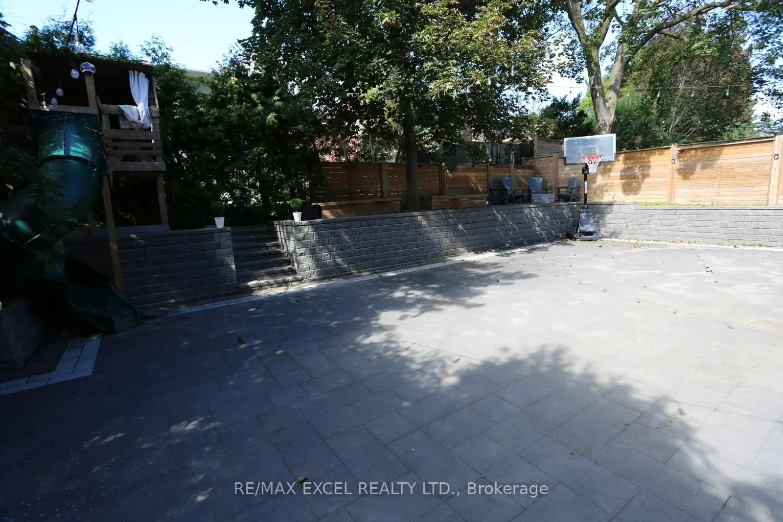 16 Aldenham Crescent