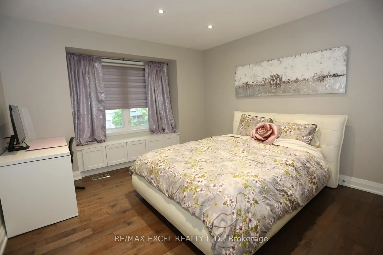 16 Aldenham Crescent