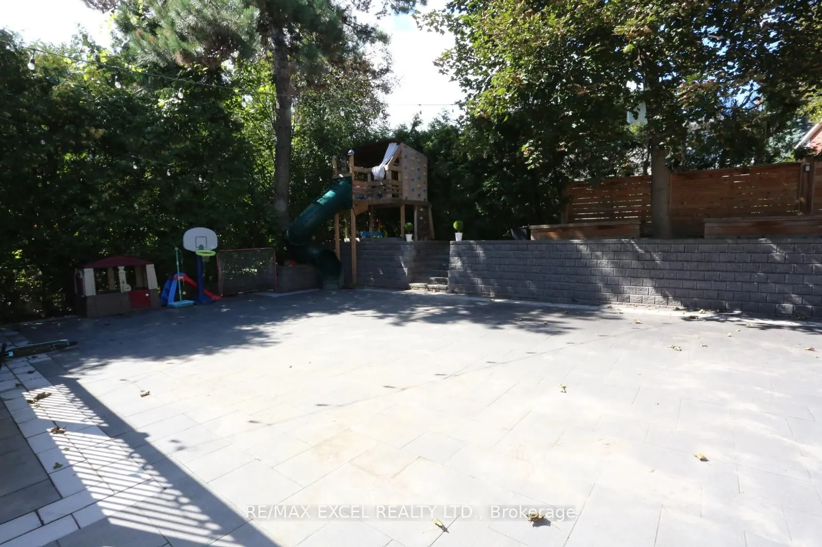 16 Aldenham Crescent