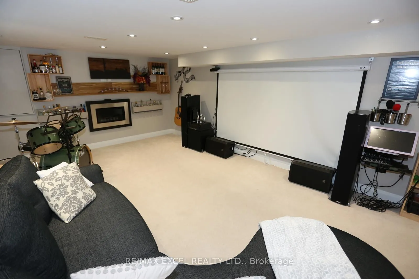 16 Aldenham Crescent