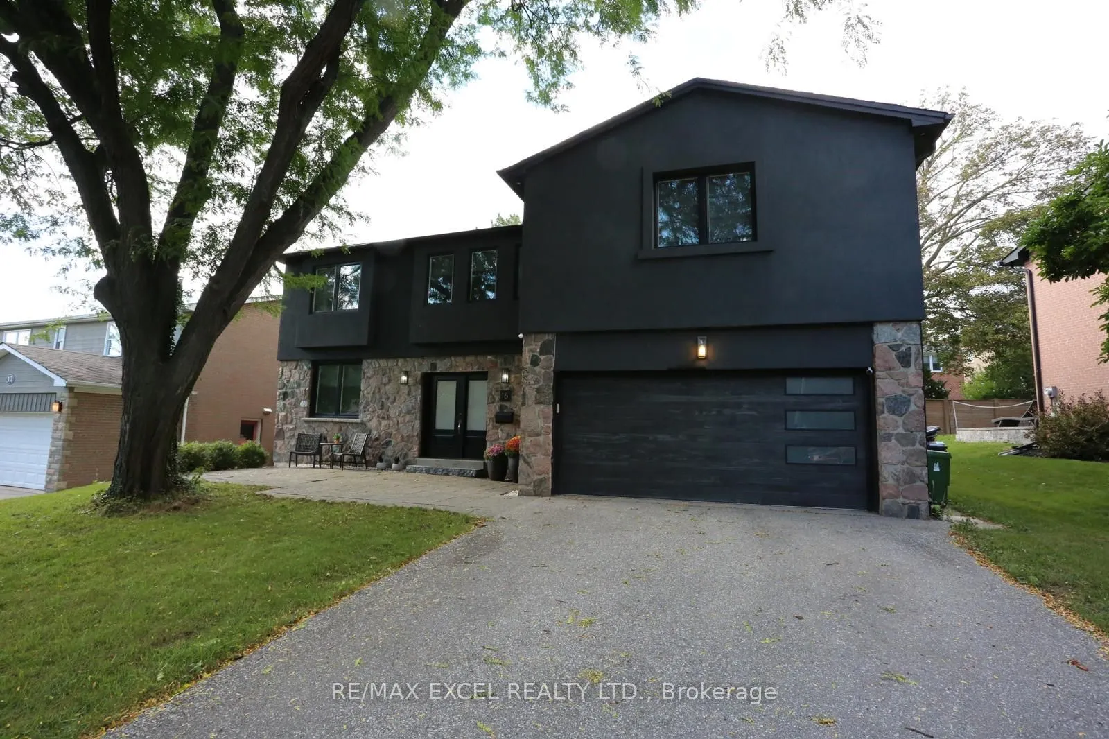 16 Aldenham Crescent