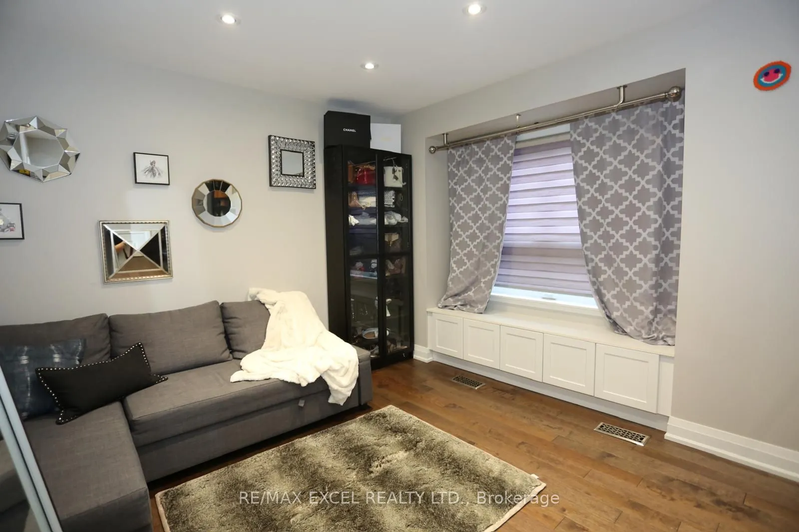 16 Aldenham Crescent