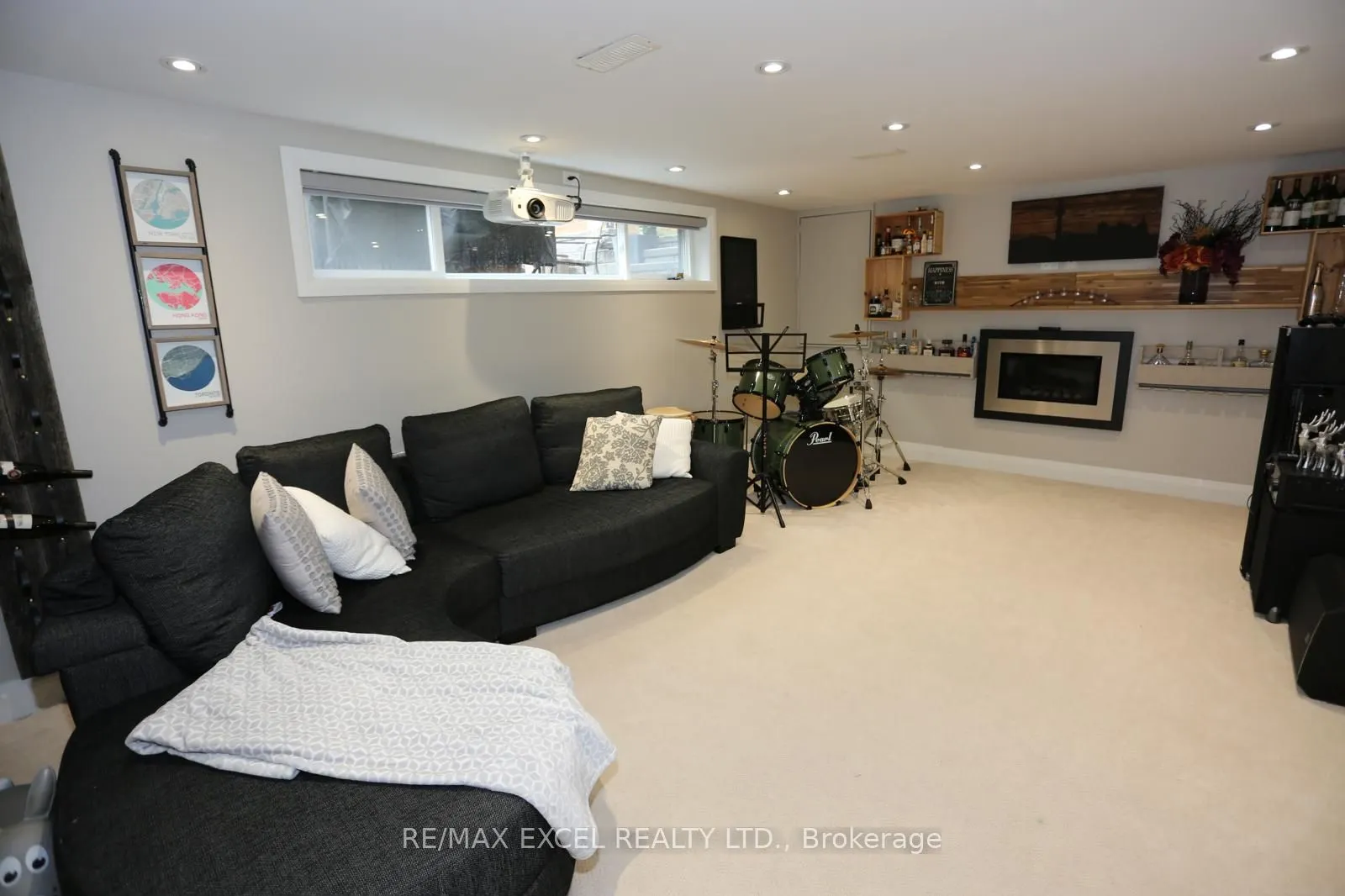 16 Aldenham Crescent