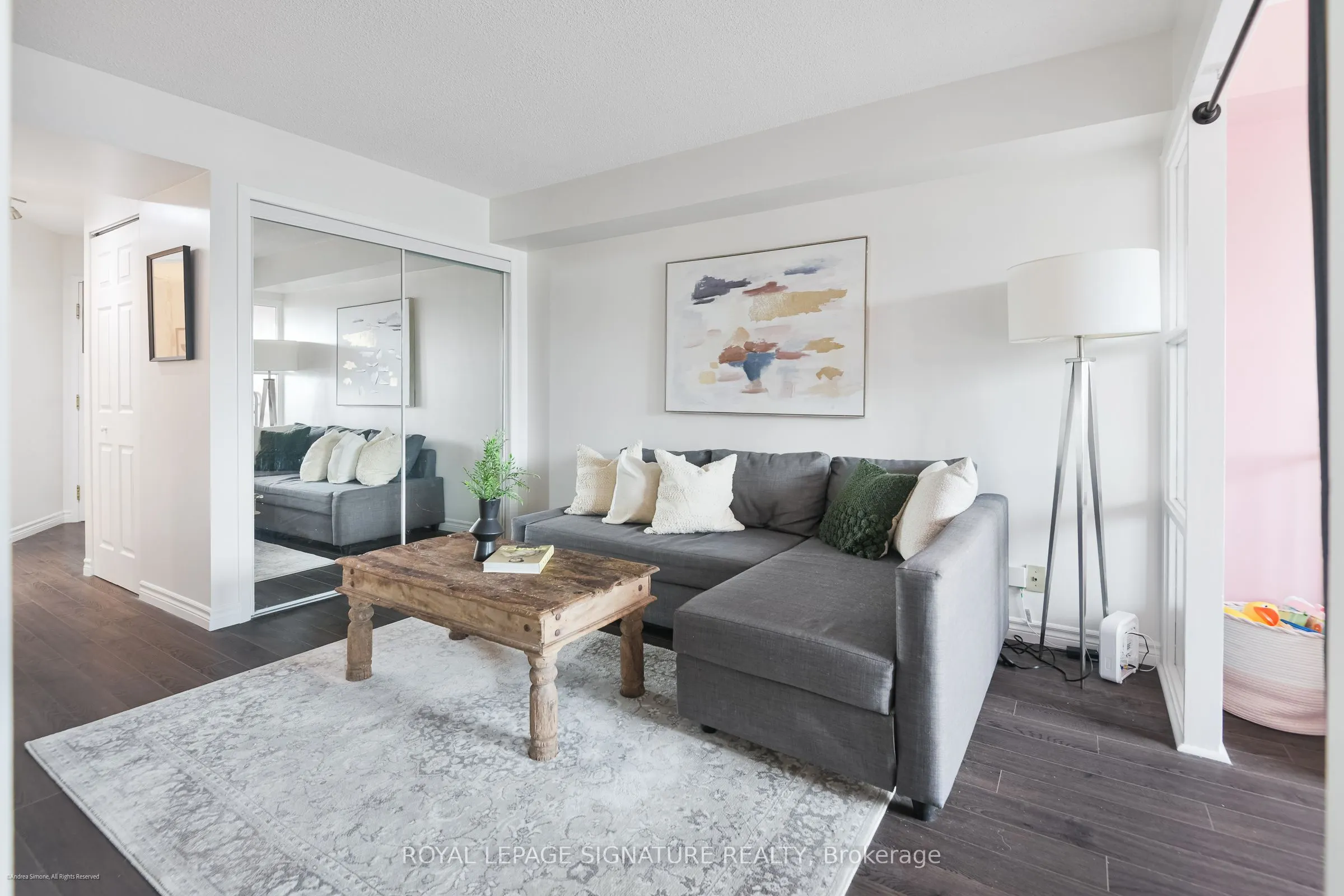 456 College Street #415