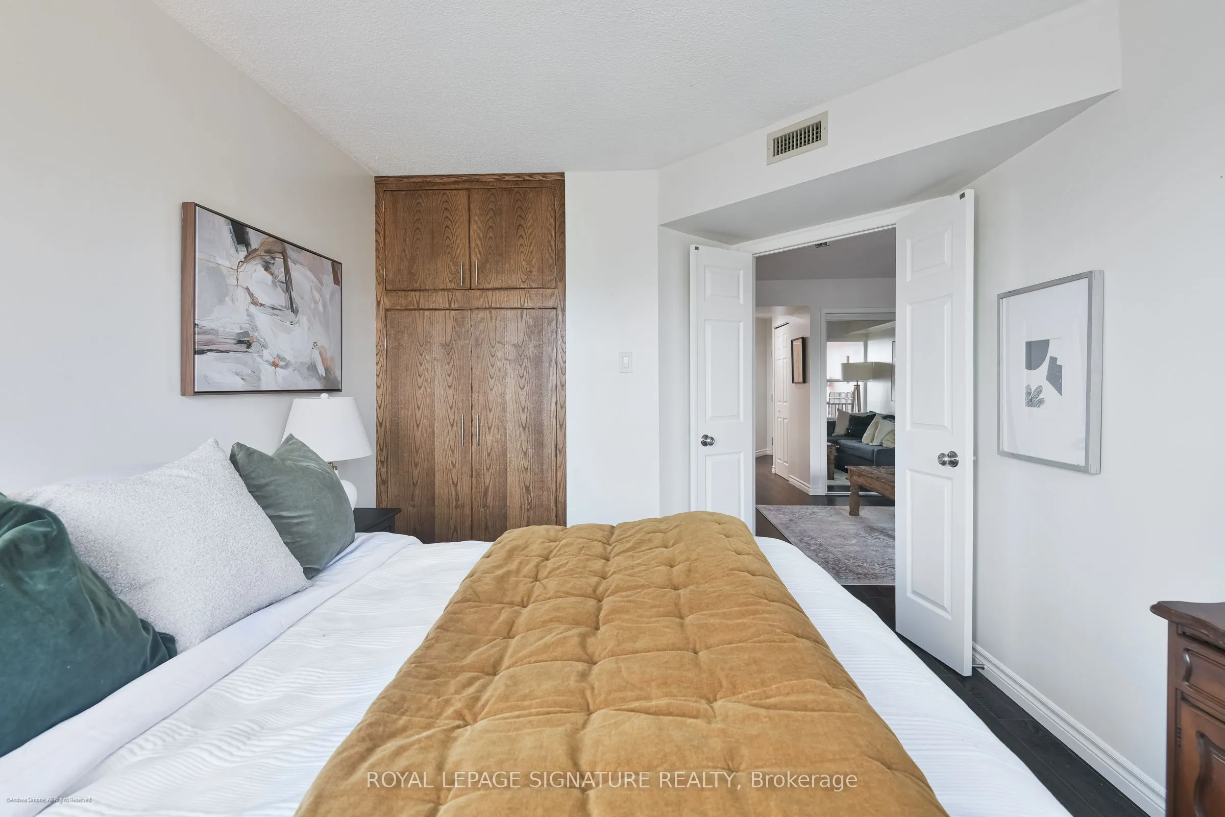 456 College Street #415