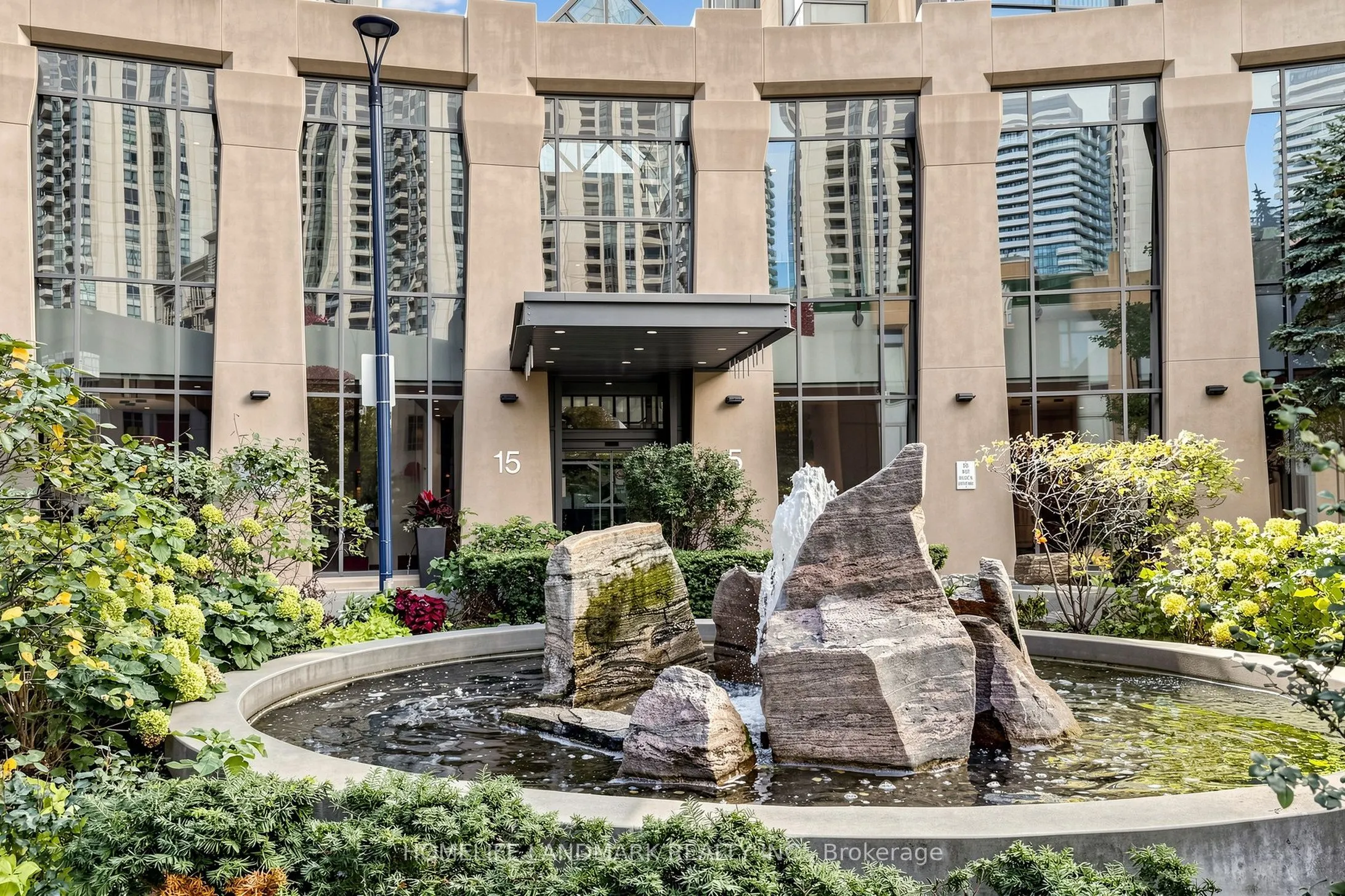 15 Northtown Way #220