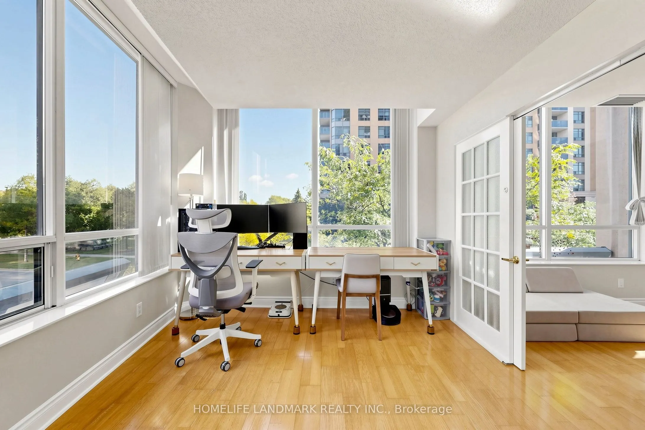 15 Northtown Way #220